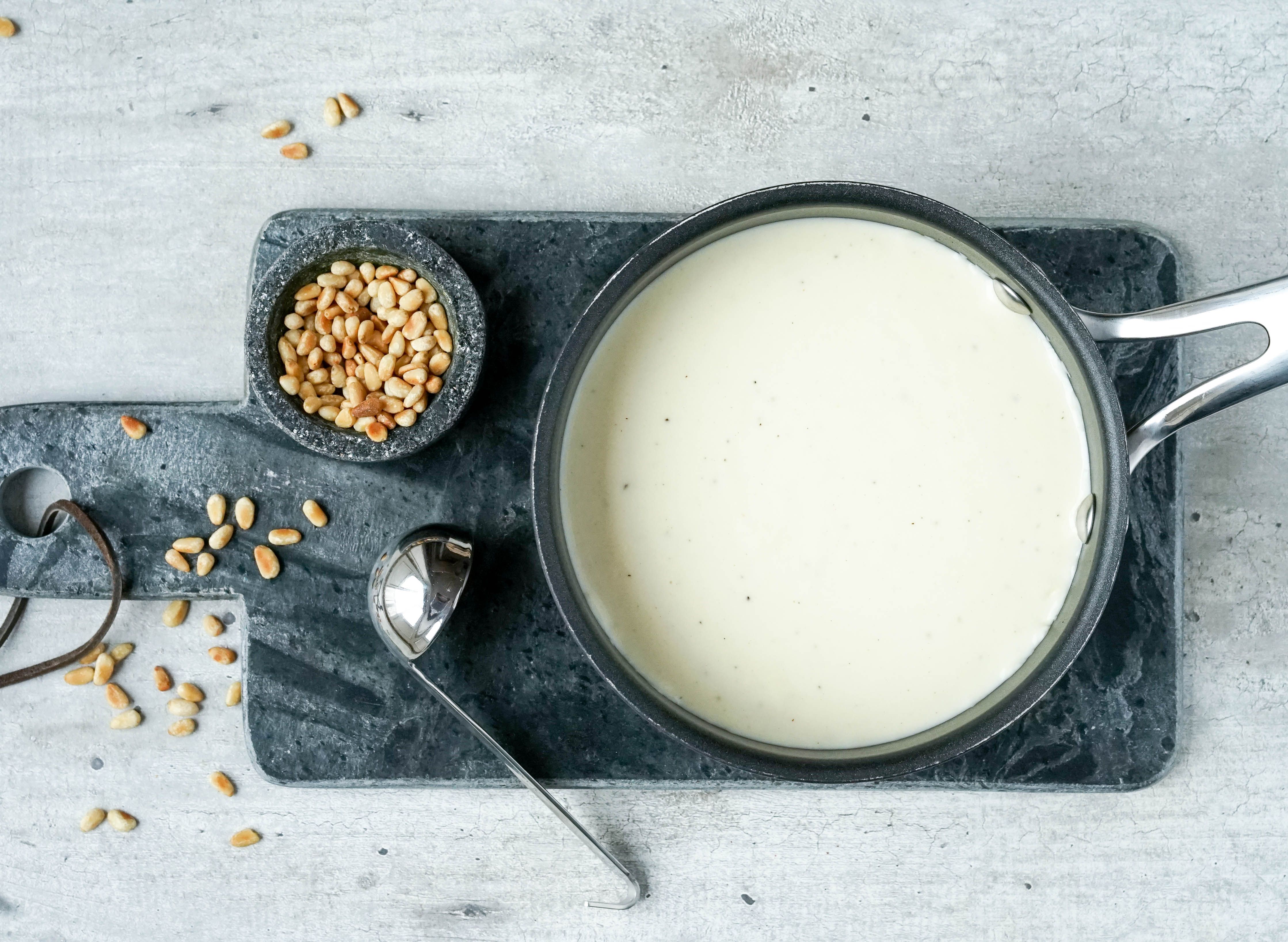 lys saus med pinjekjerner