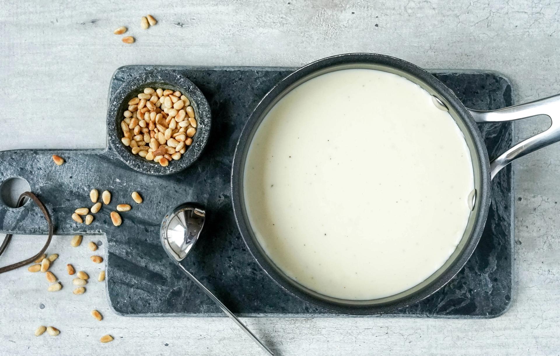 lys saus med pinjekjerner