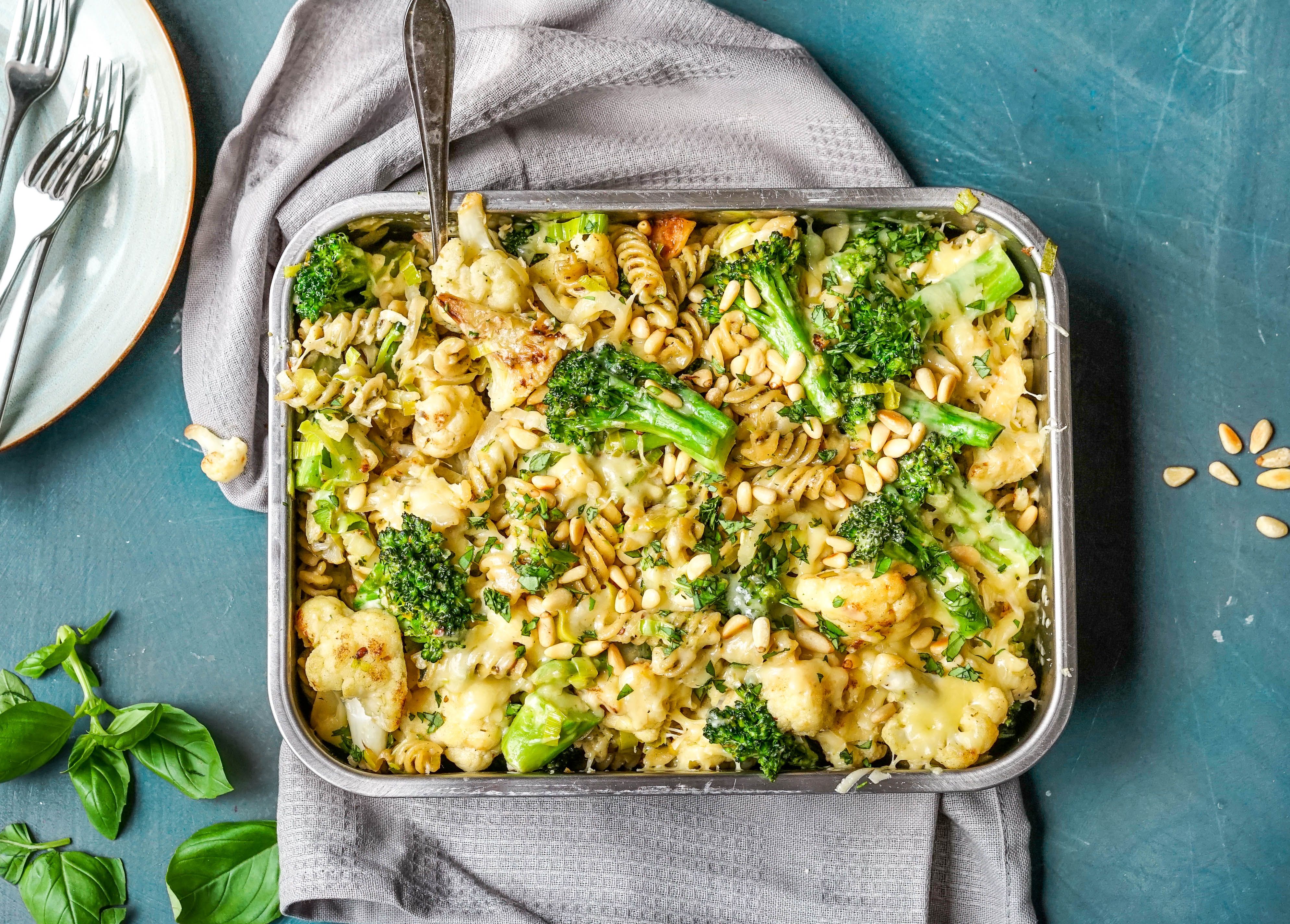 pastagrateng med pesto og brokkoli