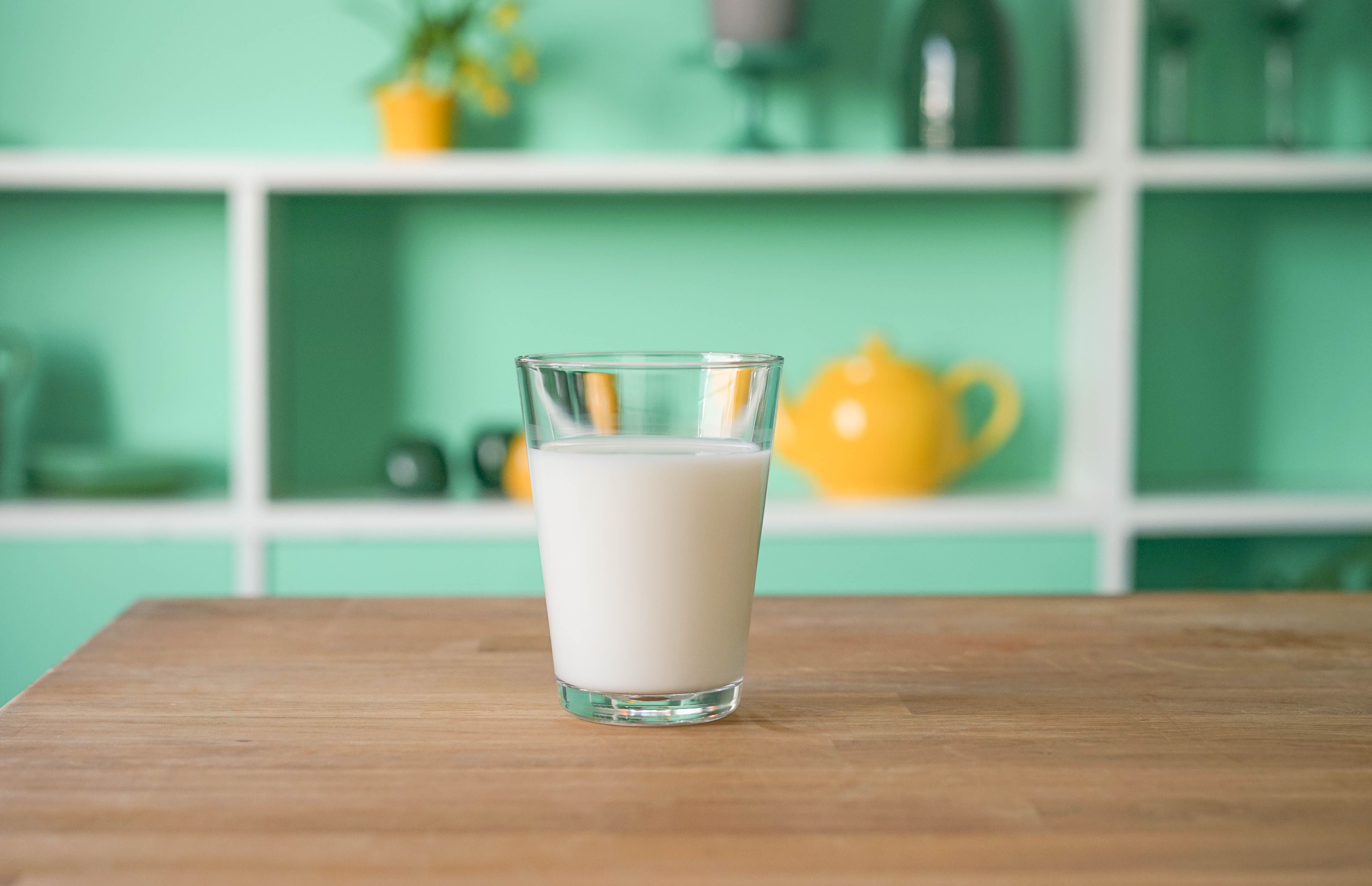 Melkeglass på kjøkkenbord