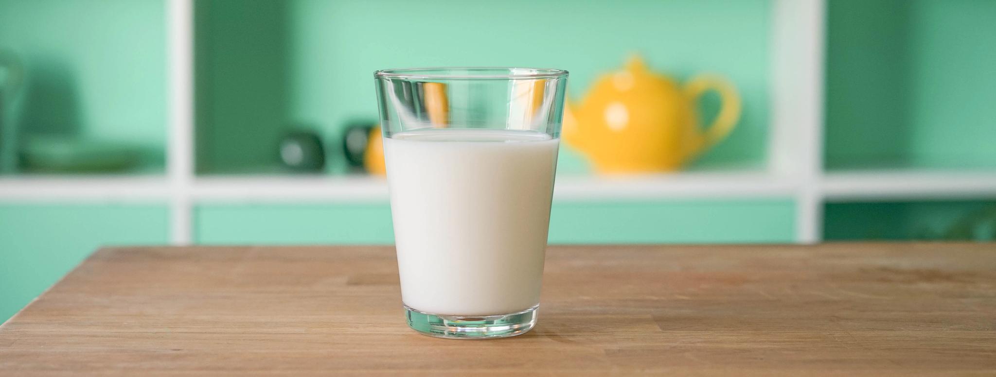 Melkeglass på kjøkkenbord