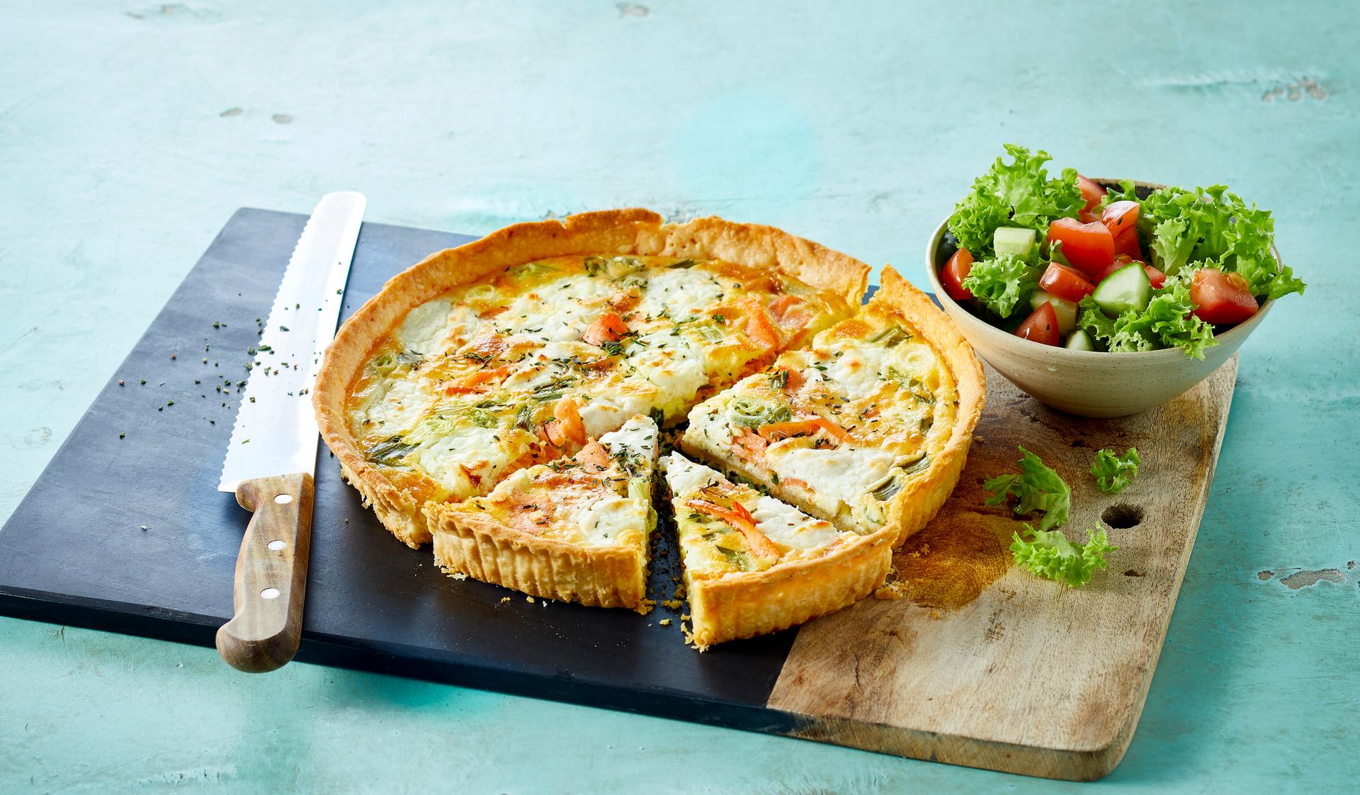 Pai med røkelaks og geitost