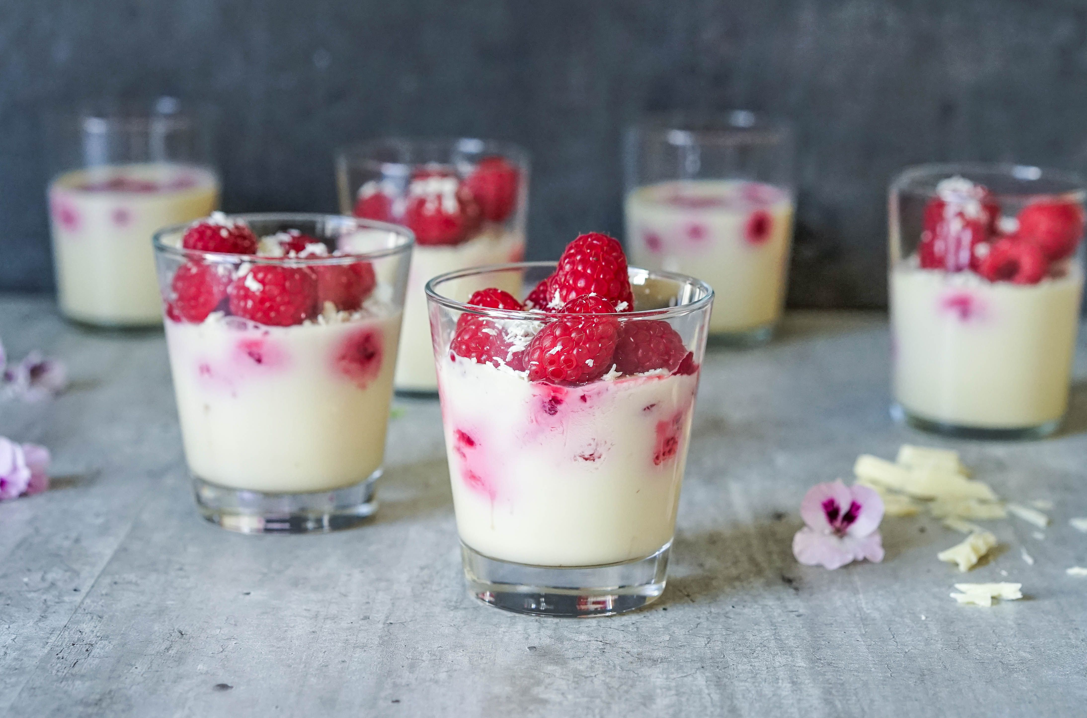 hvit sjokoladepudding med bringebær