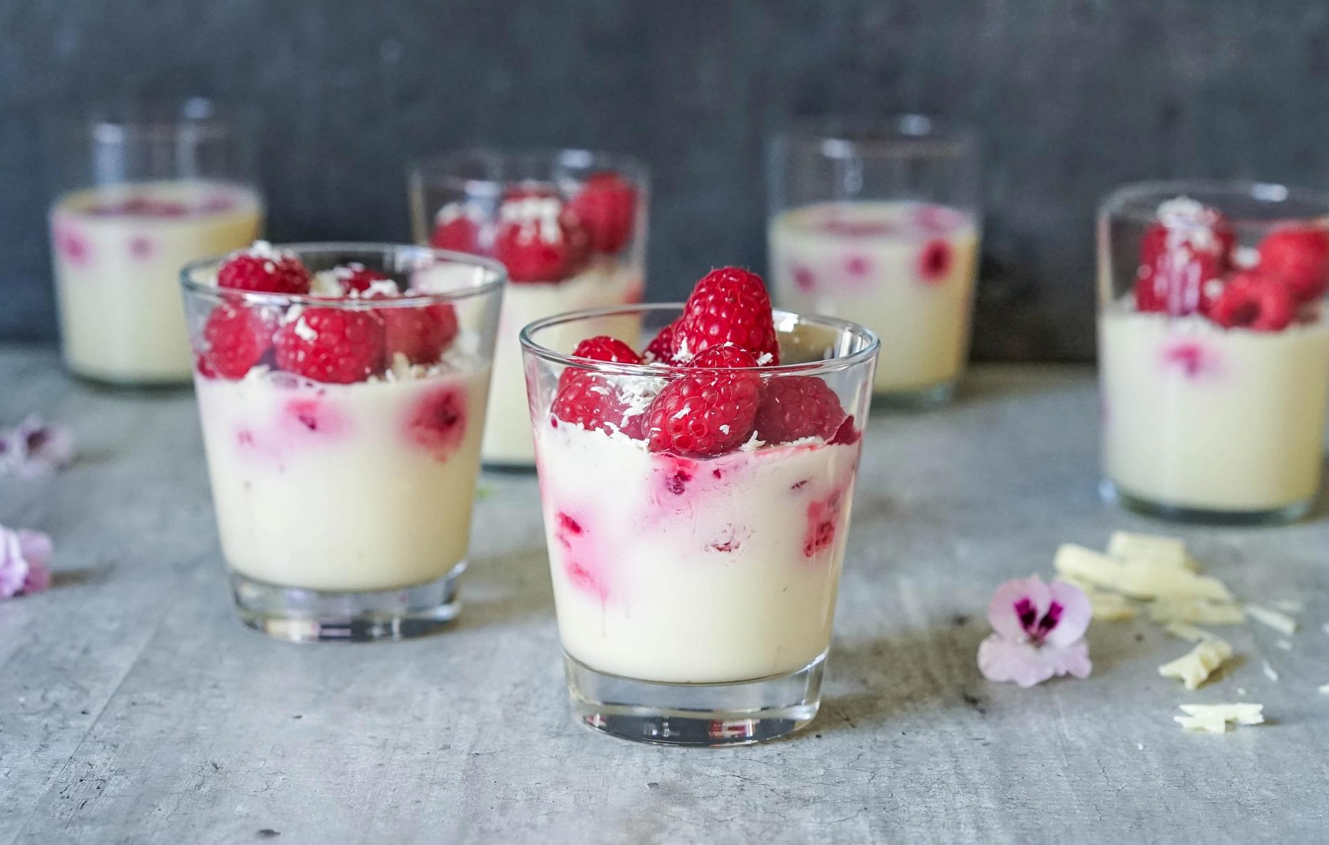 hvit sjokoladepudding med bringebær