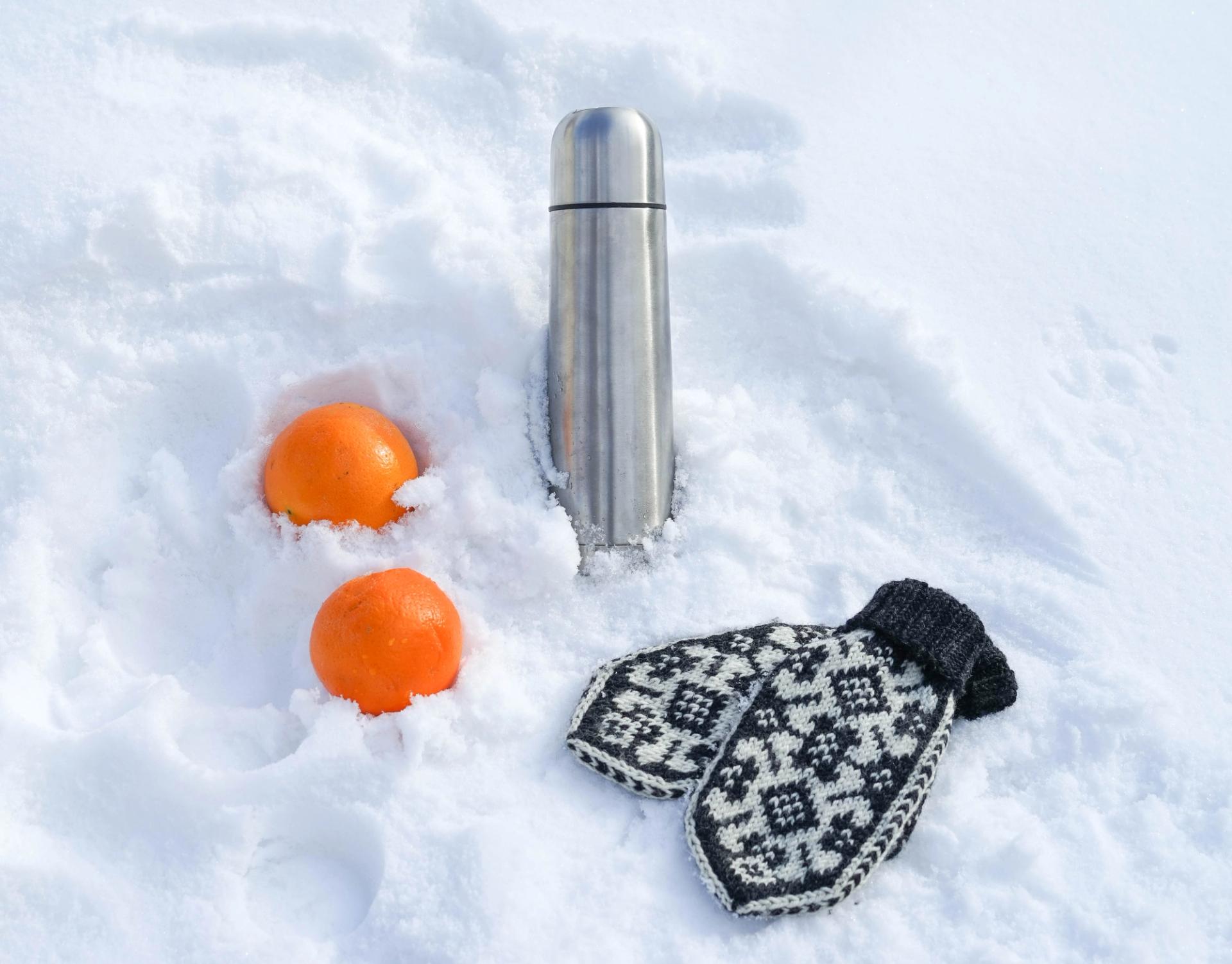 Appelsin, votter og kakao på termos.