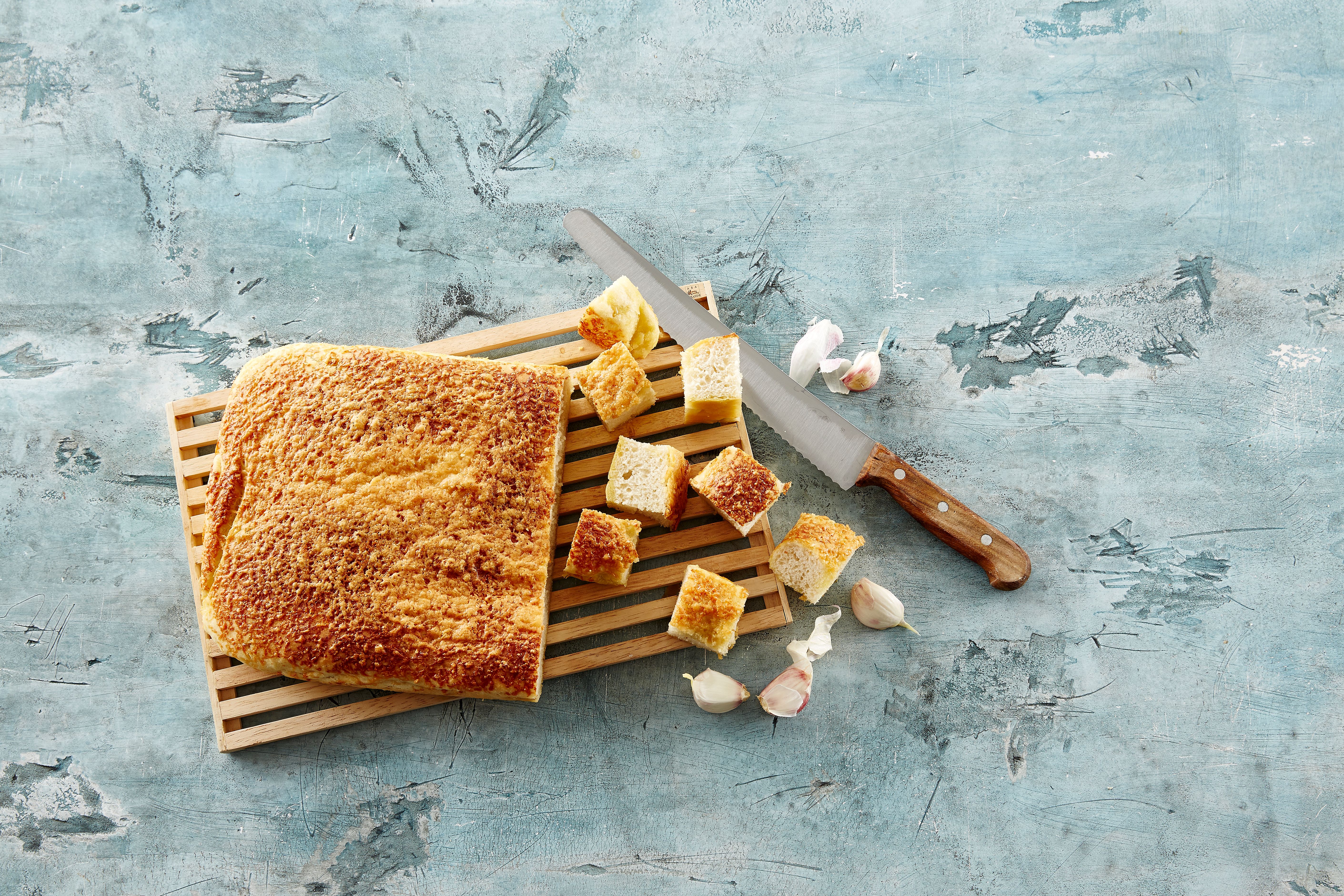 Oppdelt focaccia på fjøl