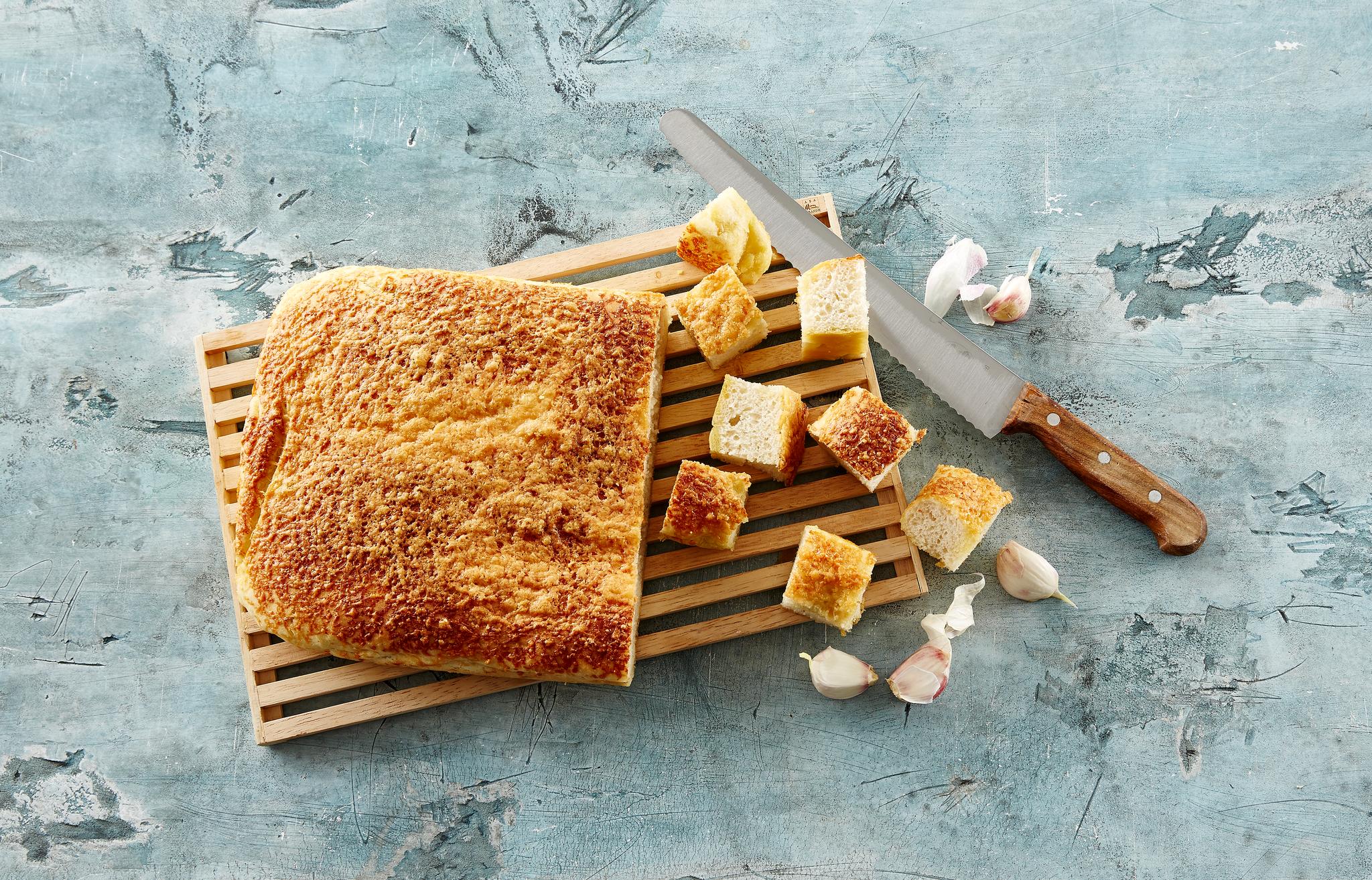 Oppdelt focaccia på fjøl