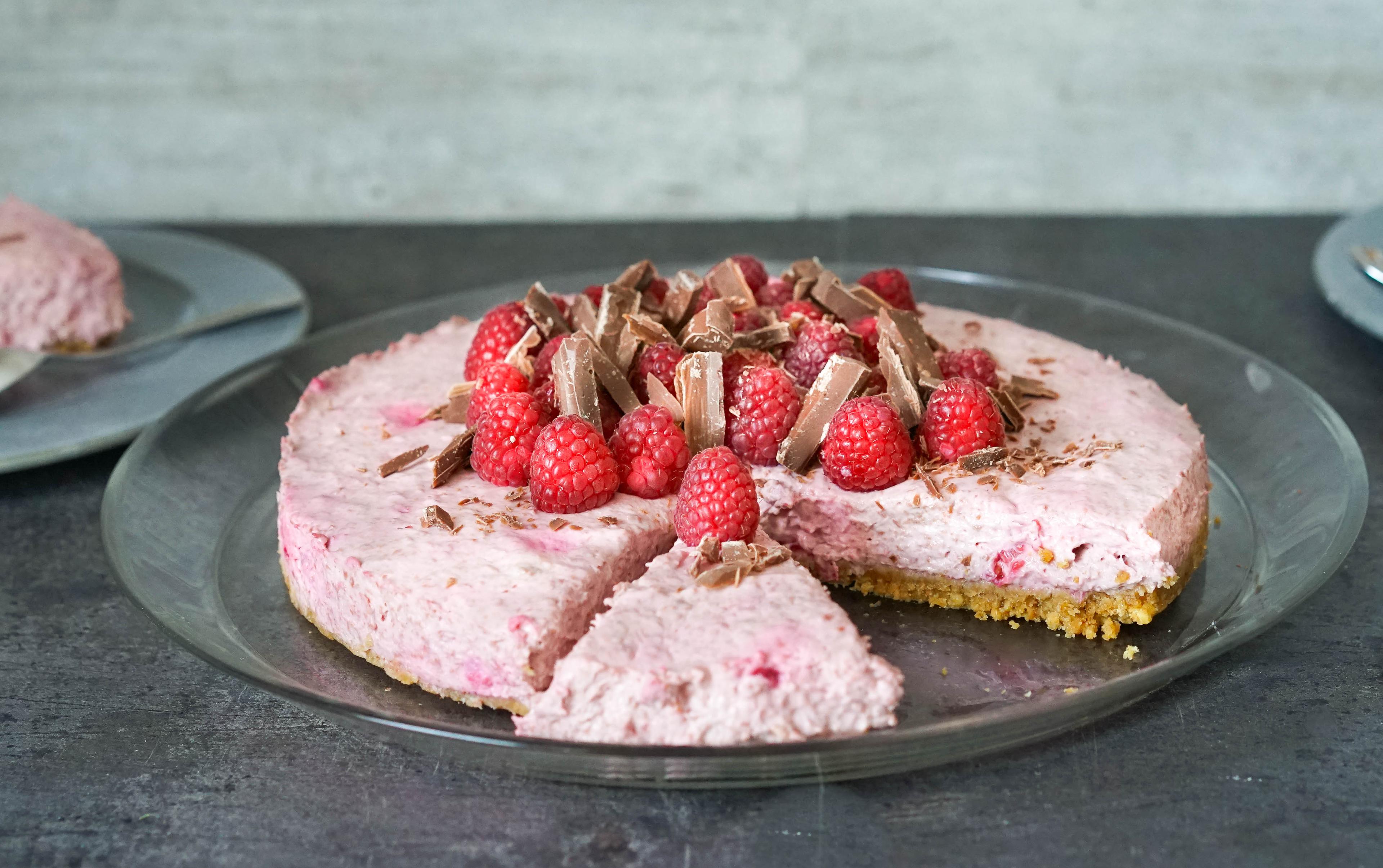 ostekake med bringebær og sjokolade