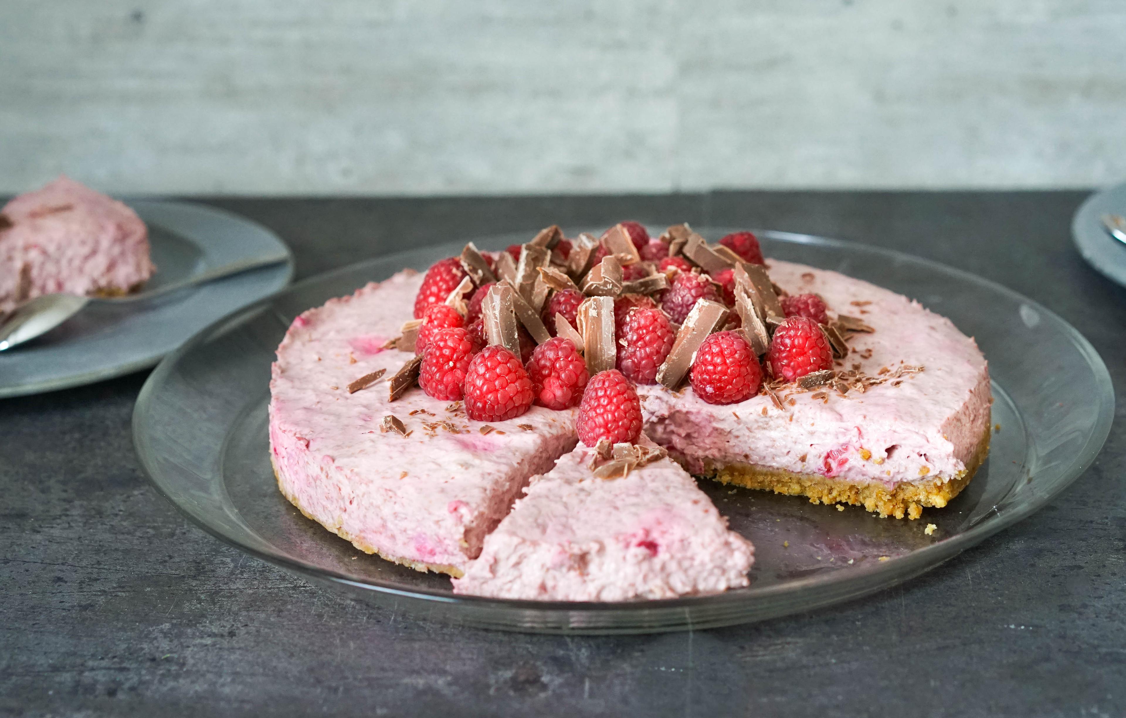 ostekake med bringebær og sjokolade