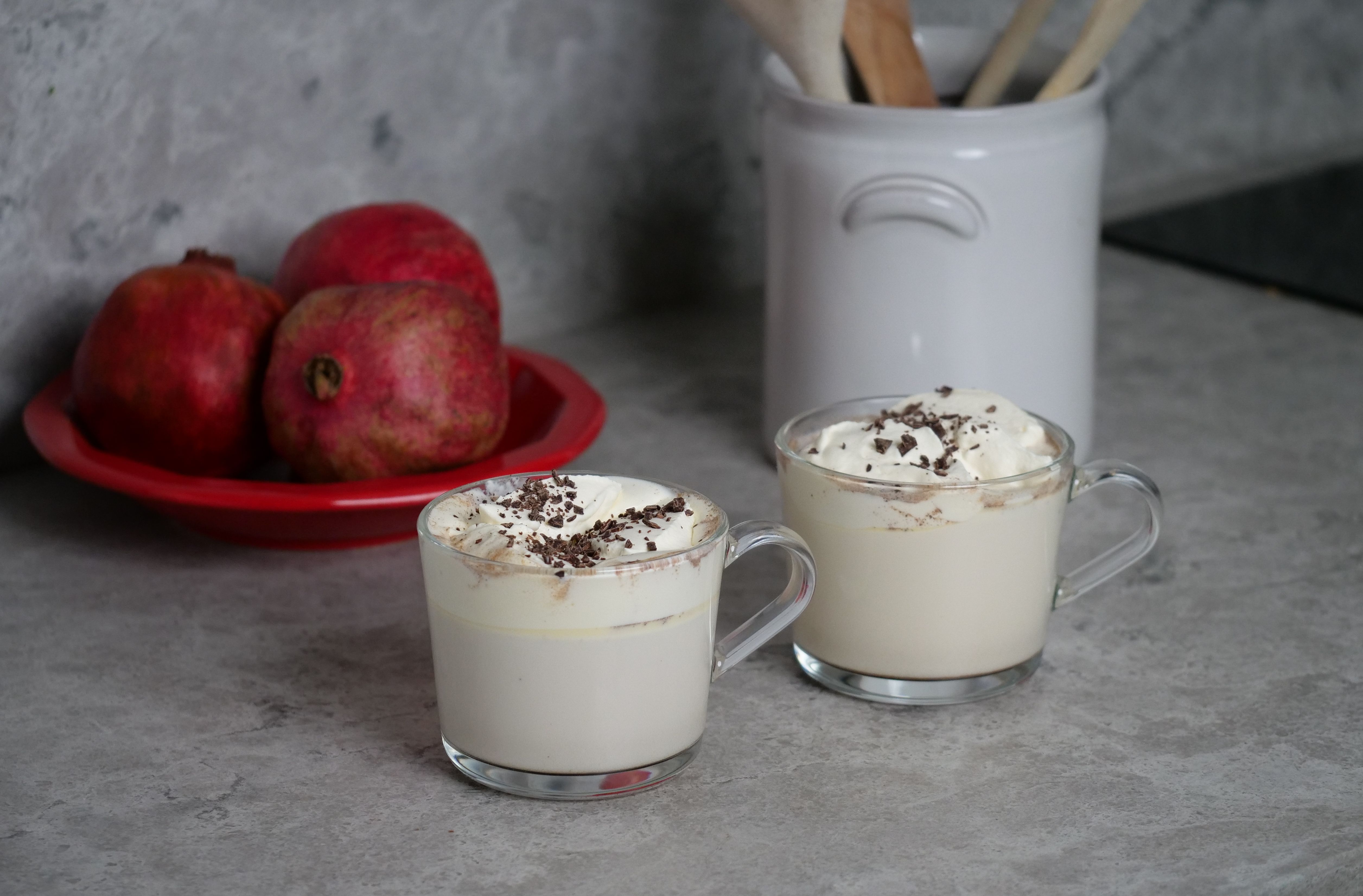 Varm melk med krydder i gjennomsiktige glass med hank