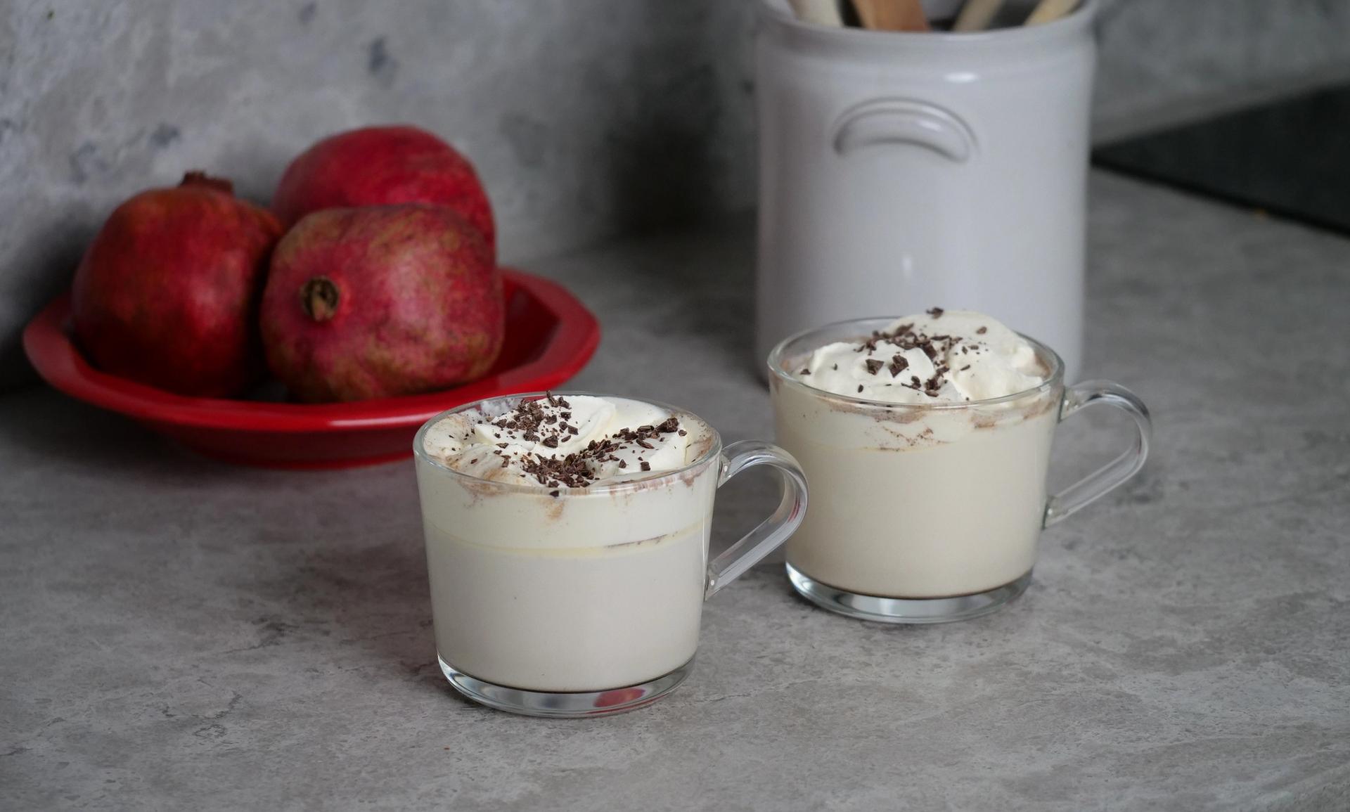 Varm melk med krydder i gjennomsiktige glass med hank