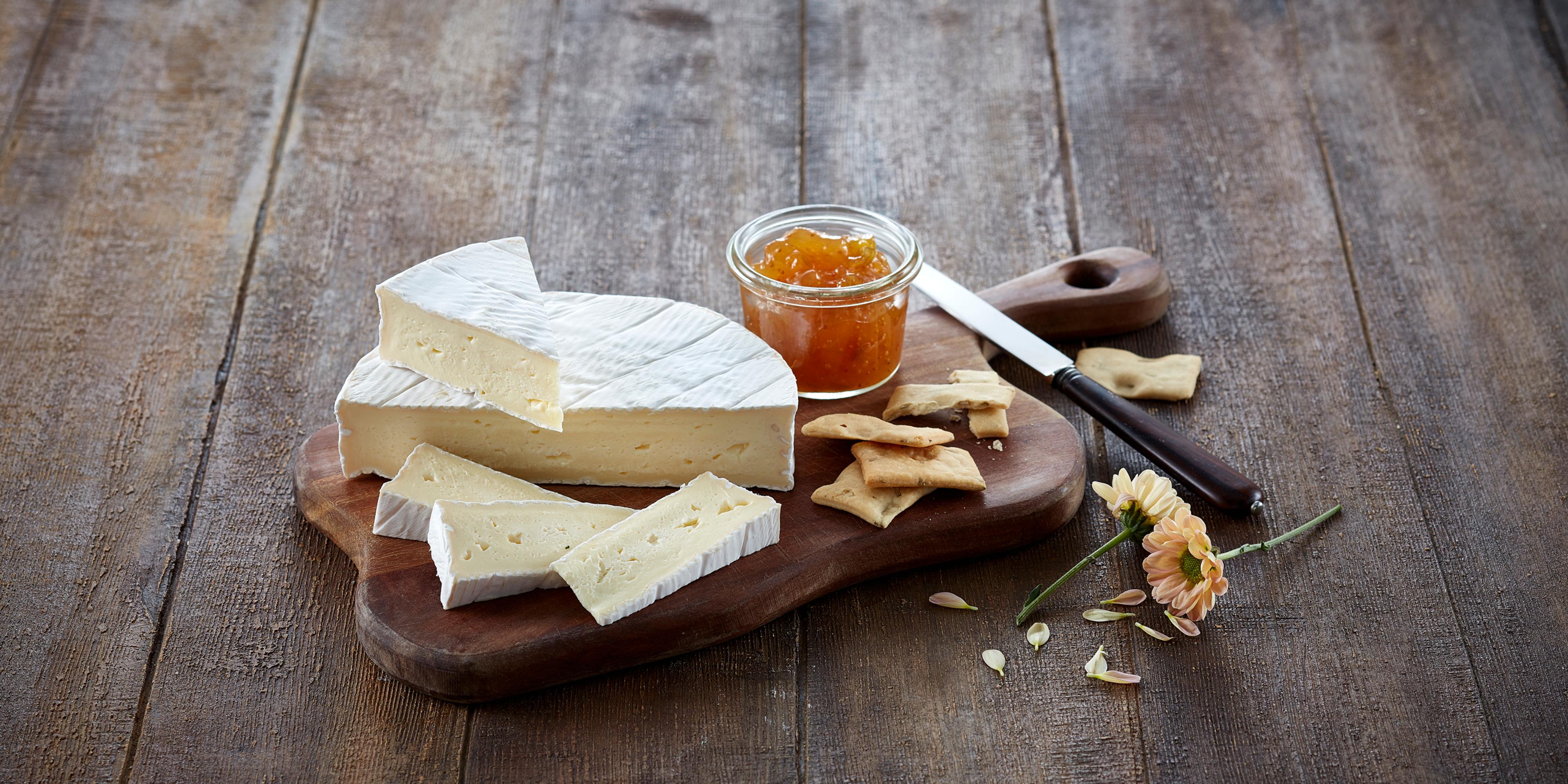 Oppdelt brie på fjøl