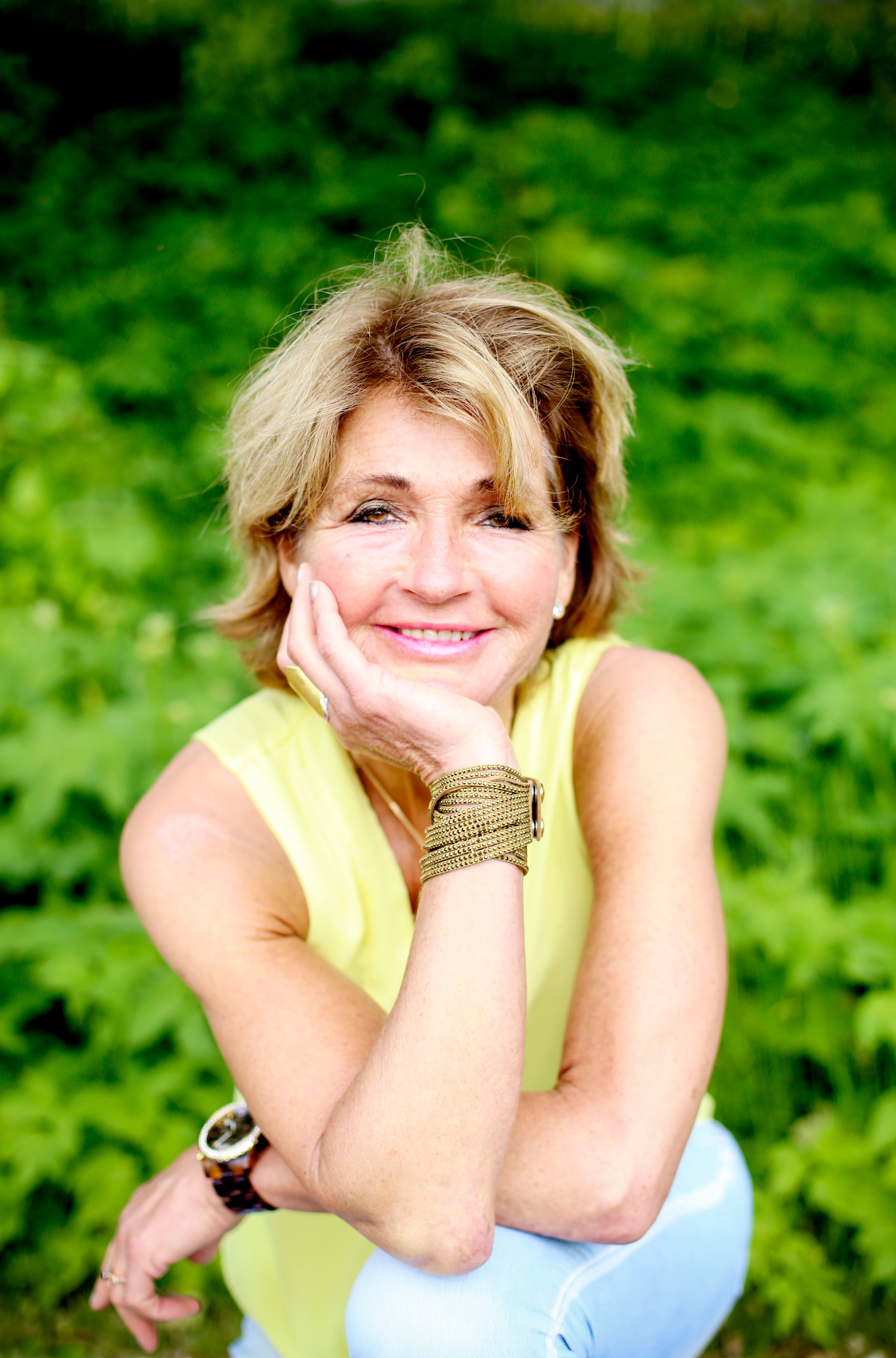 Jorunn Sundgot-Borgen som hviler hodet i høyre hånd og smiler.