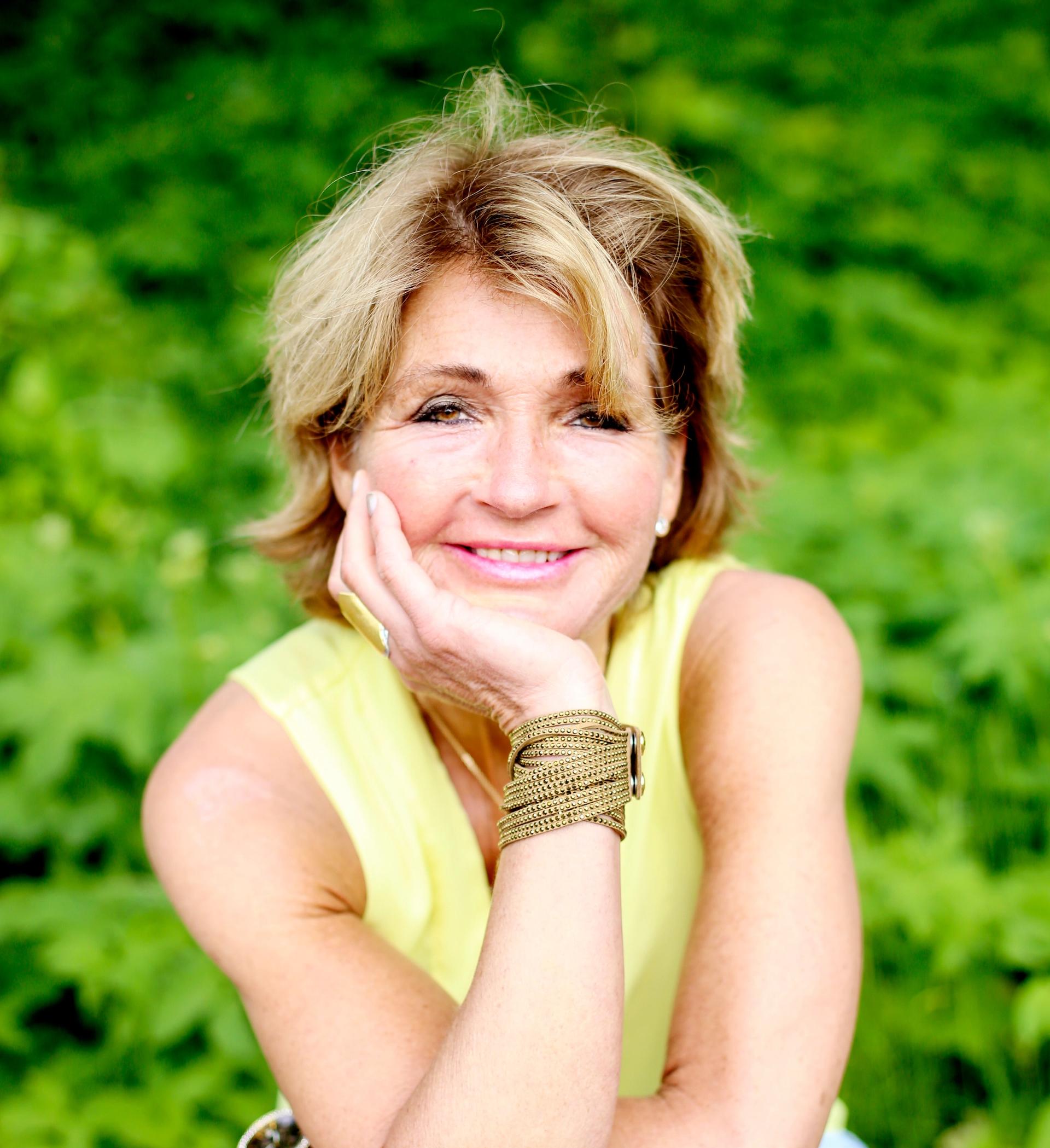 Jorunn Sundgot-Borgen som hviler hodet i høyre hånd og smiler.