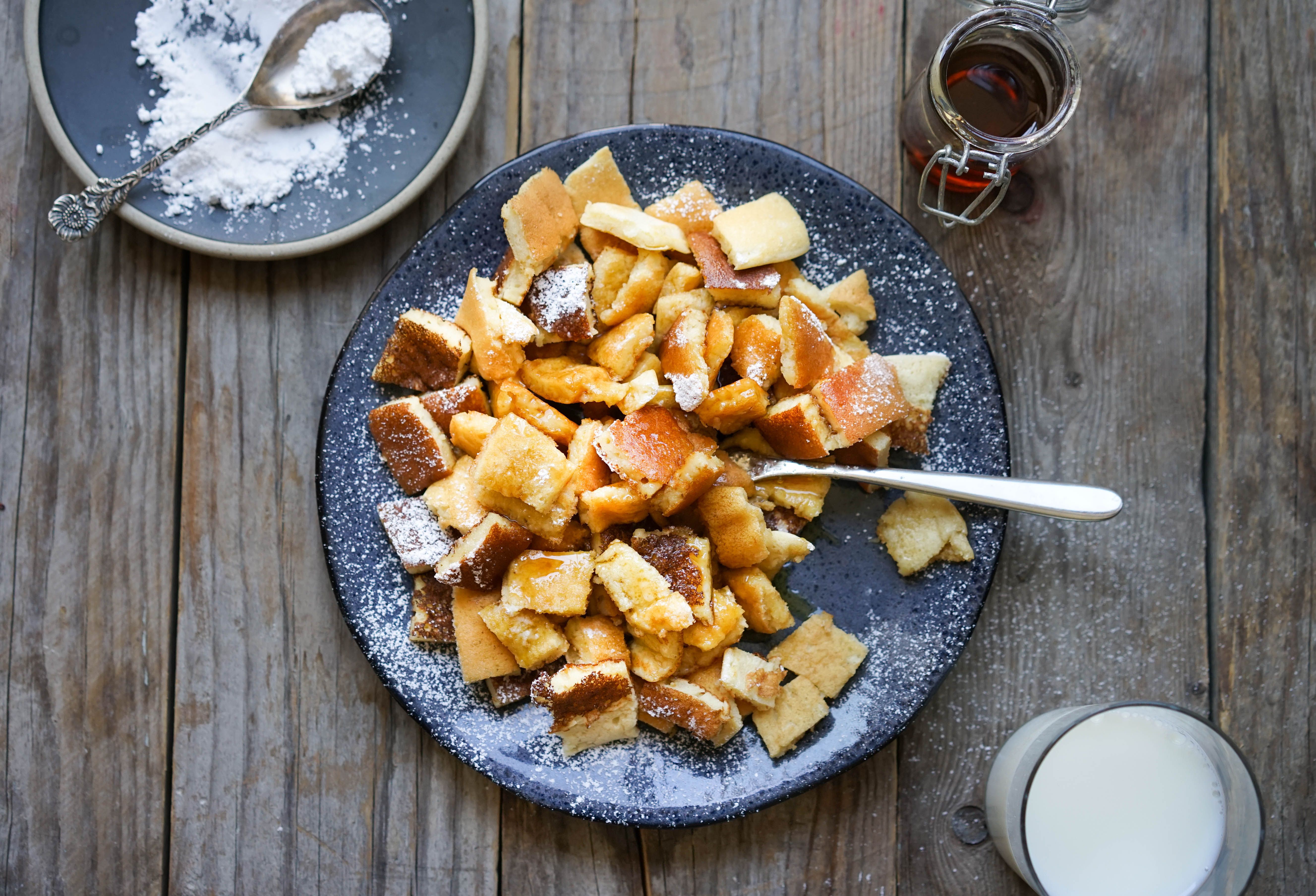 pannekaker med melis og sirup