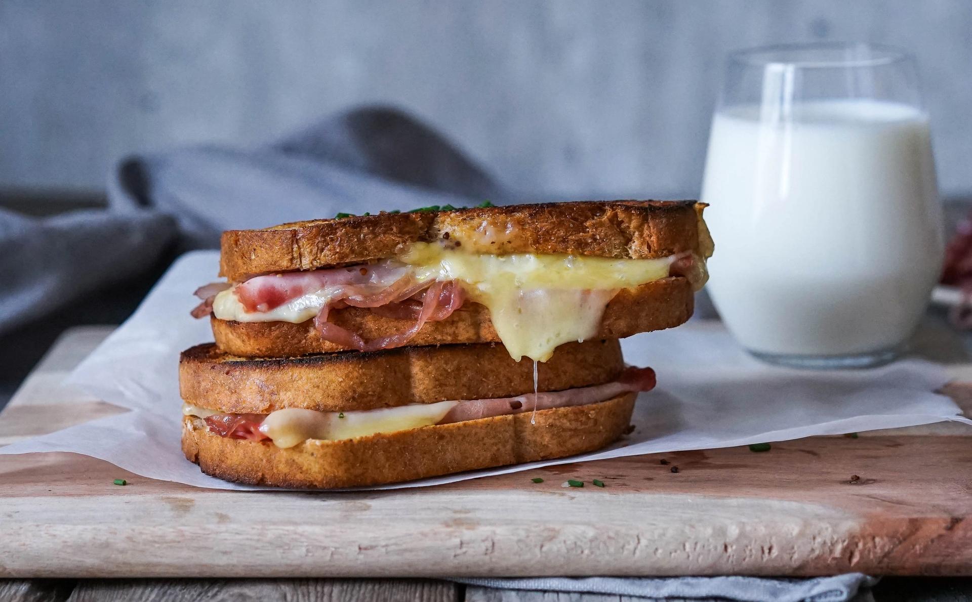Ostesmørbrød med juleskinke og karamellisert løk