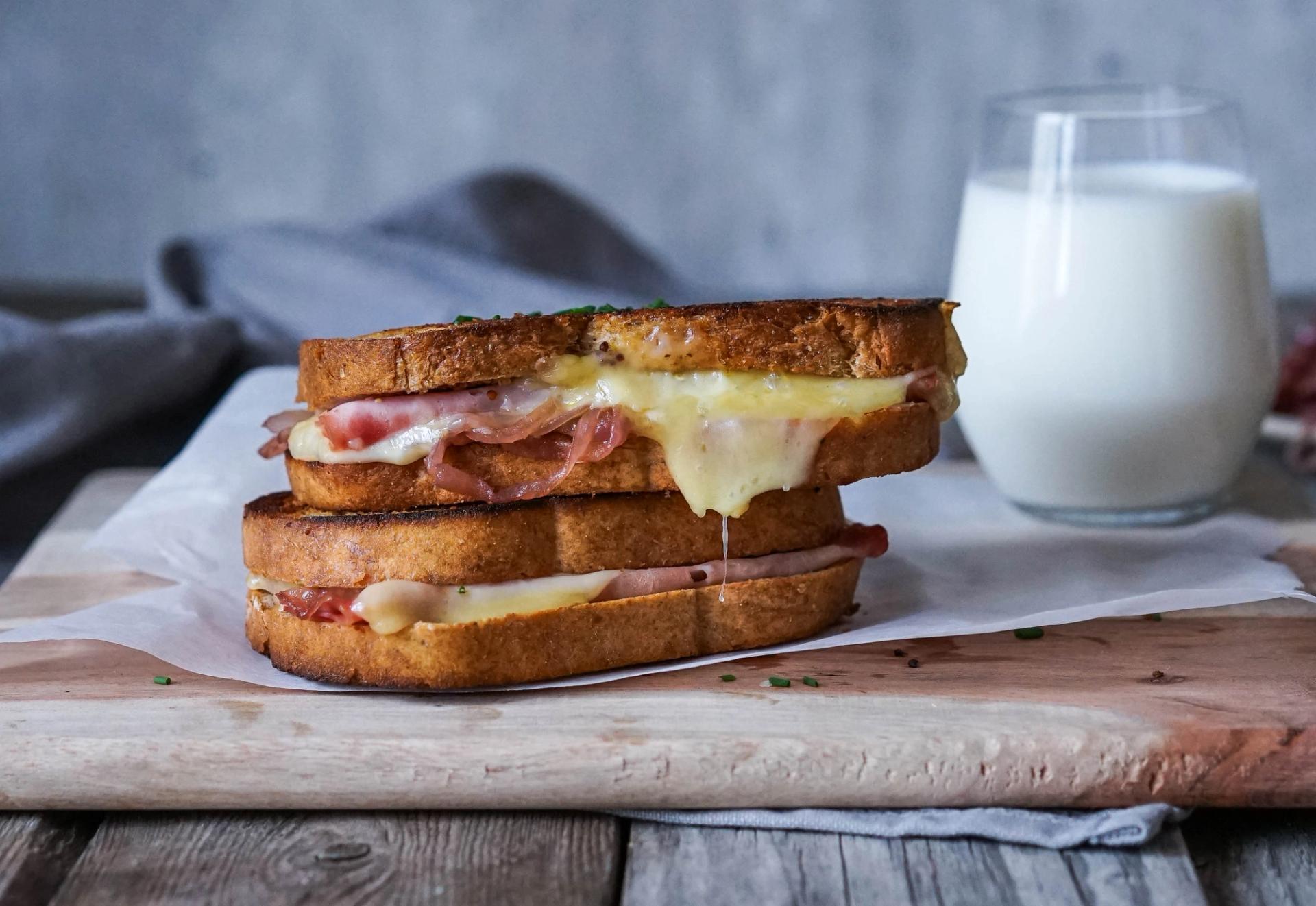 Ostesmørbrød med juleskinke og karamellisert løk