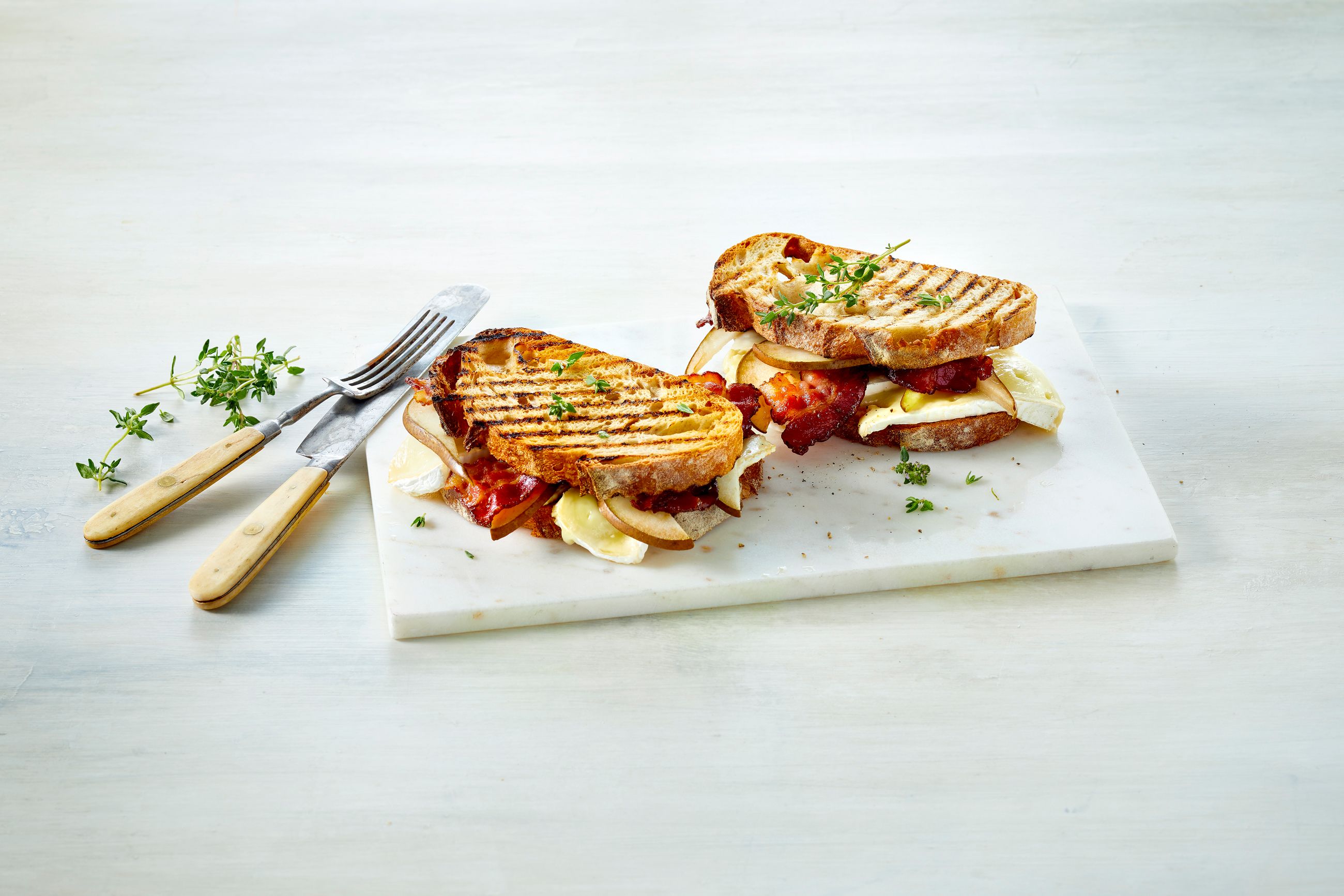 Toast med brie og bacon 