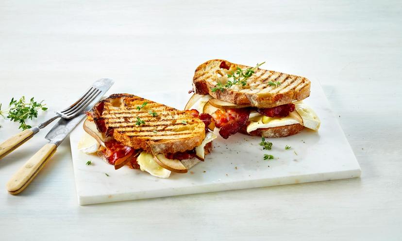 Toast med brie og bacon