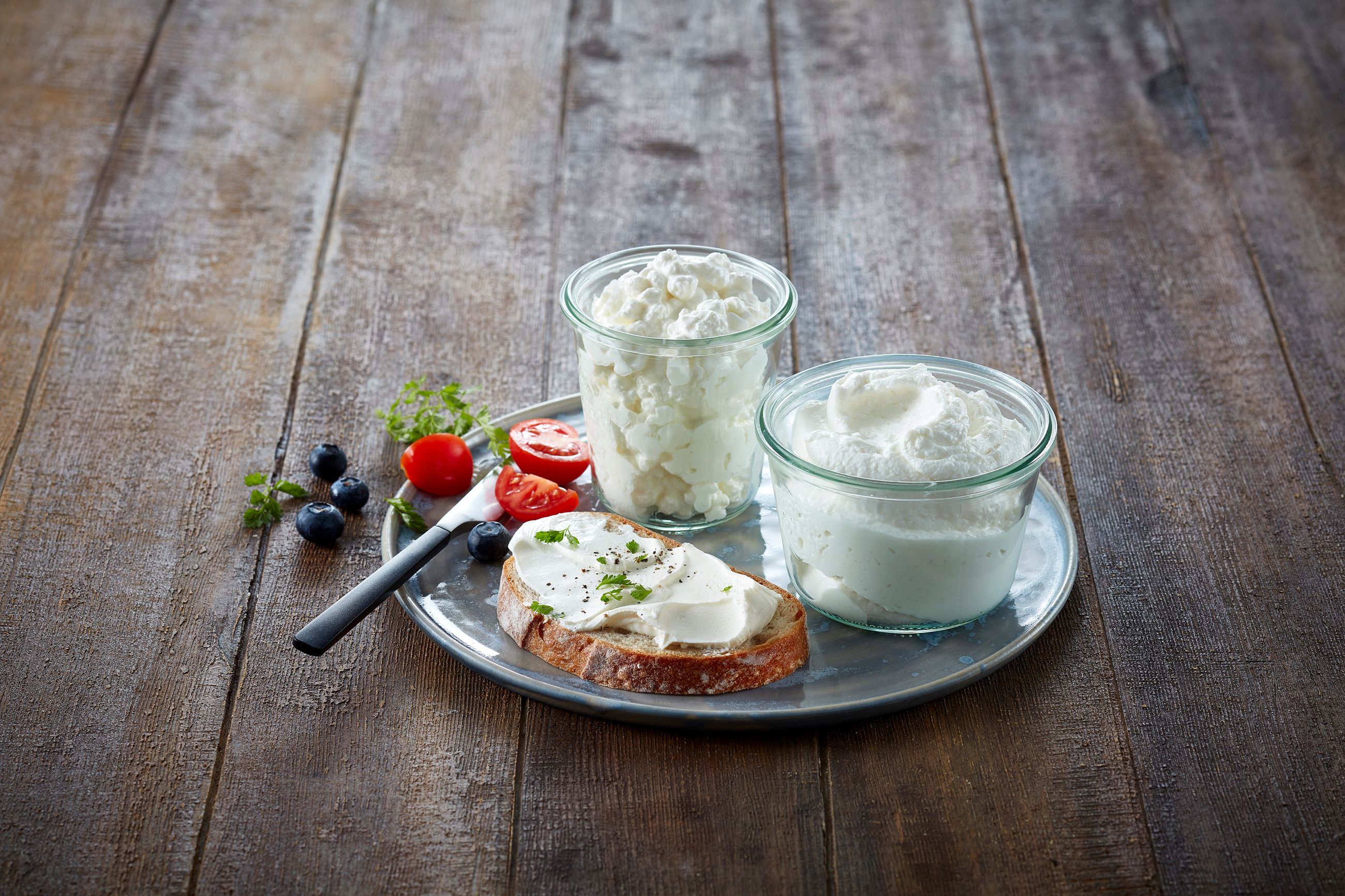 Ferskost på brødskive og i skåler