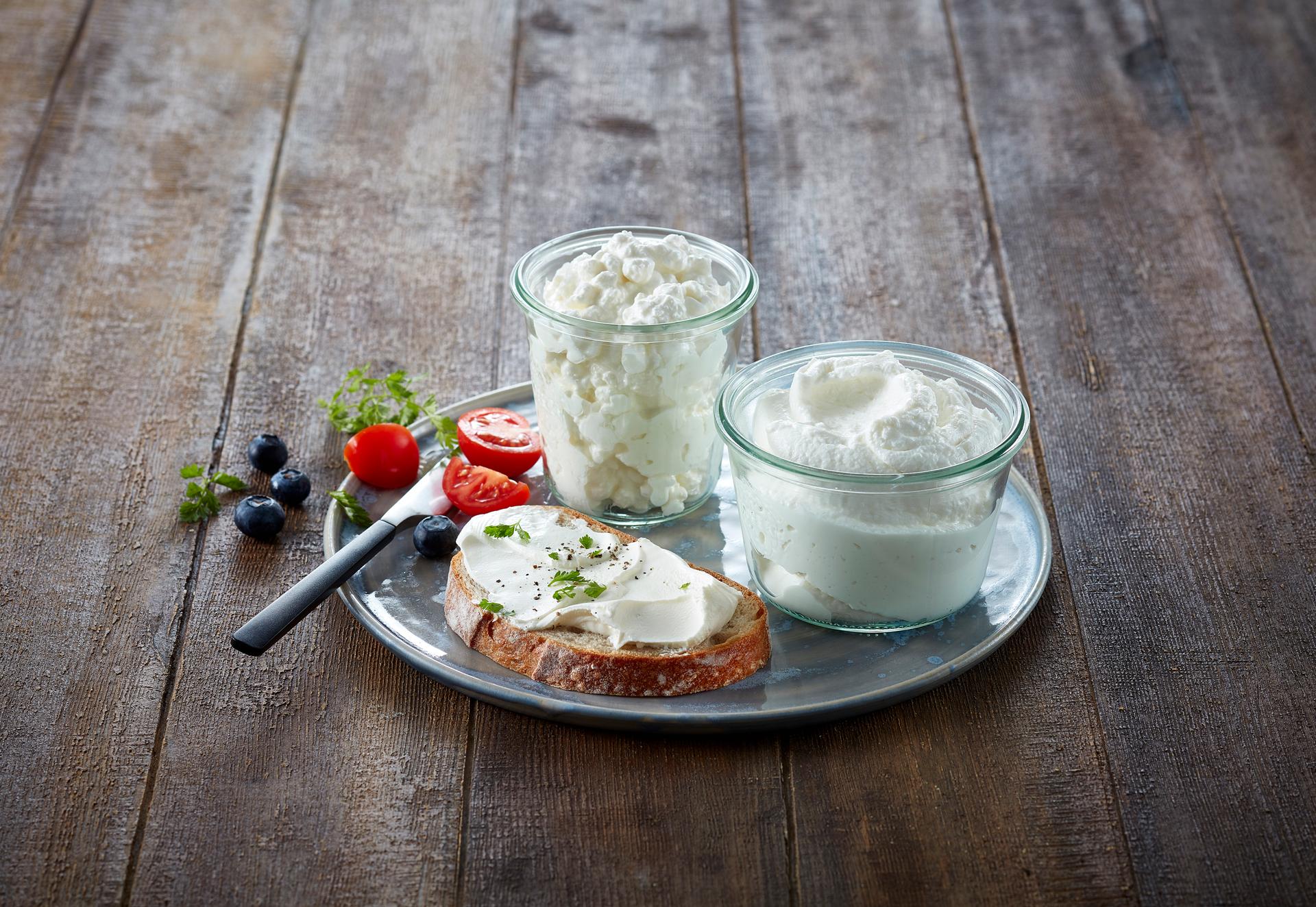 Ferskost på brødskive og i skåler