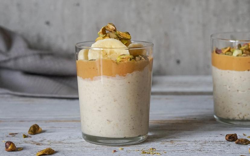 Kjøleskapsgrøt er en enkel frokost som nesten lager seg selv. Prøv denne oppskriften med peanøttsmør og nøtter