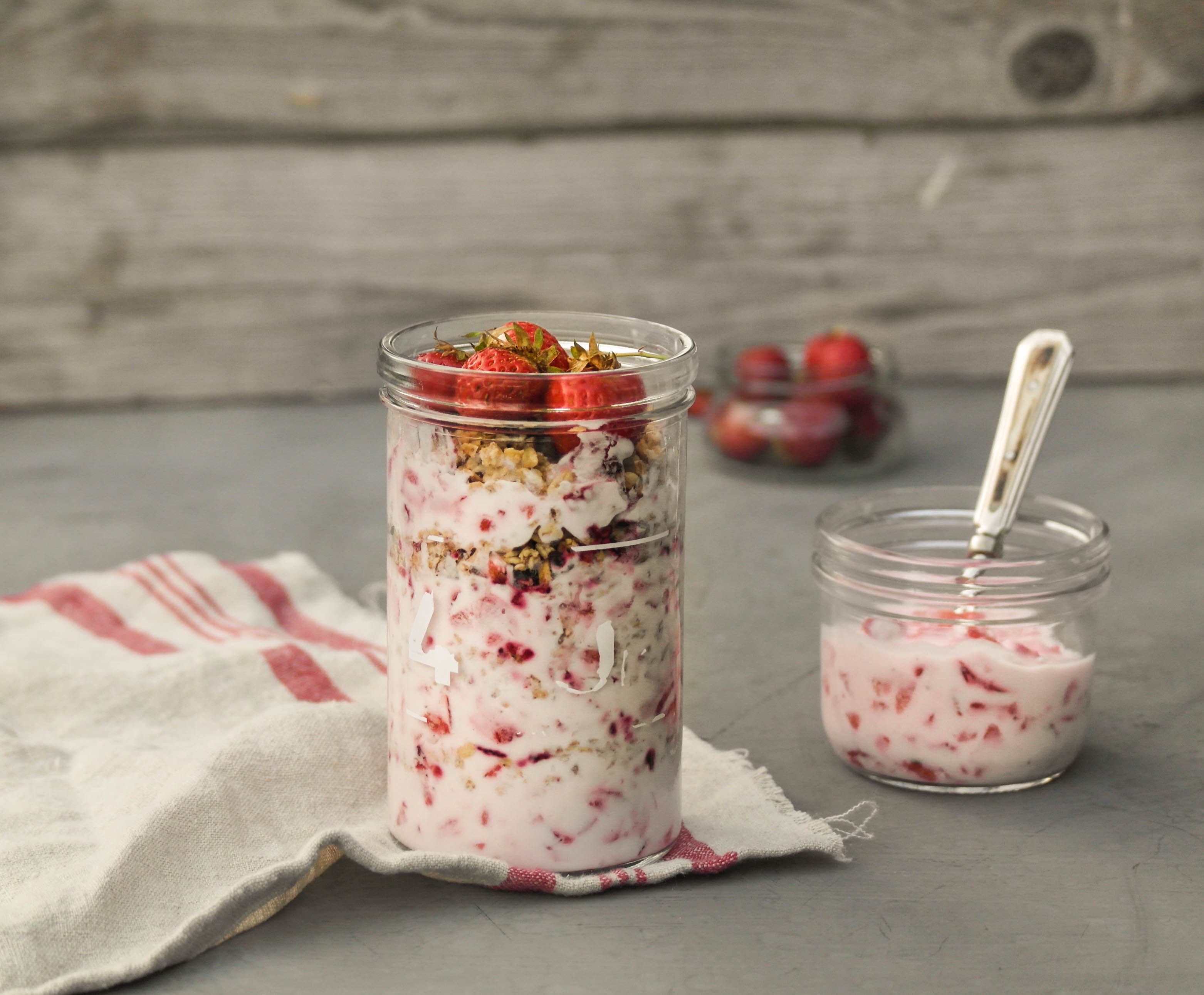 glass med yoghurt, bær og granola