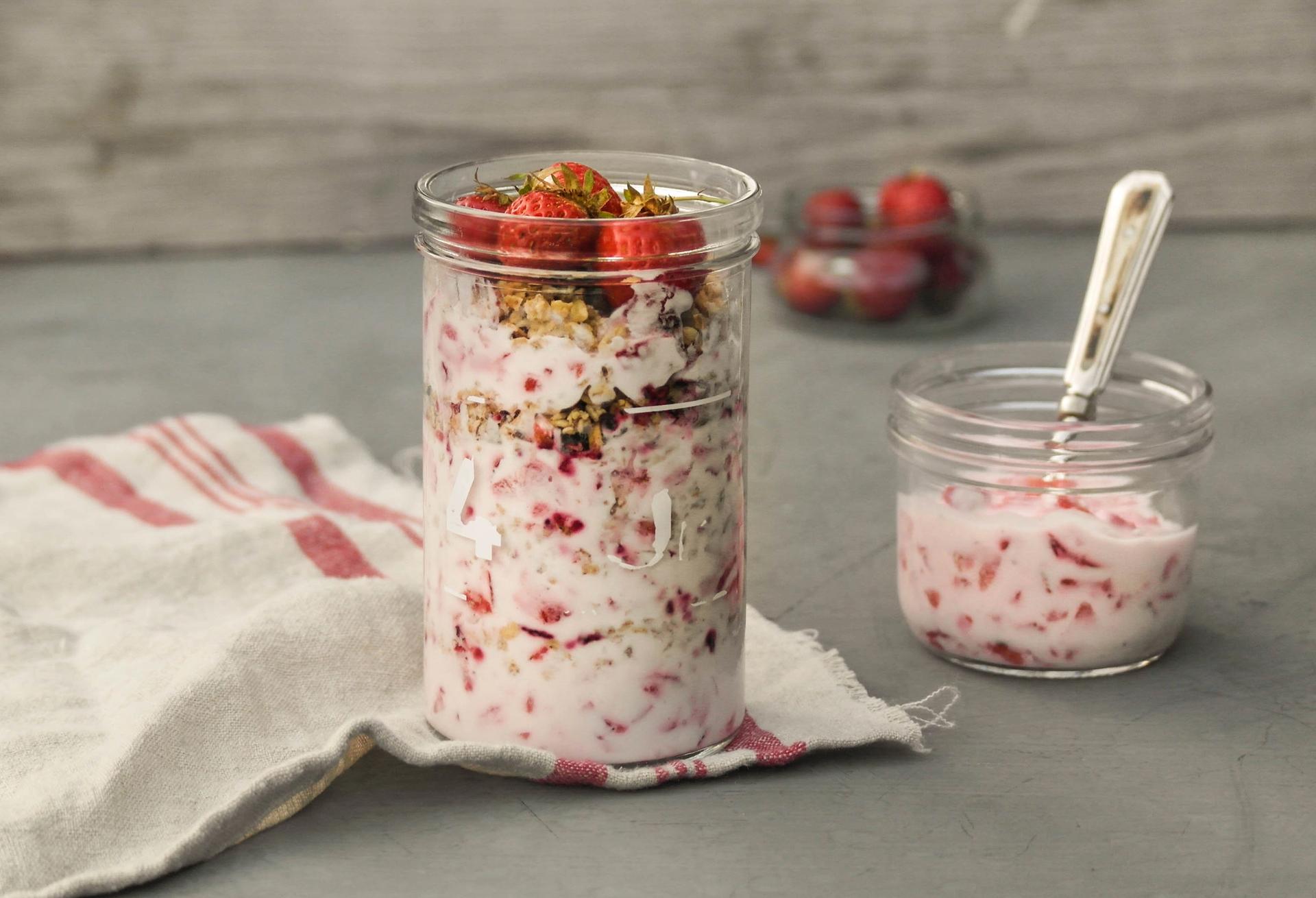 glass med yoghurt, bær og granola