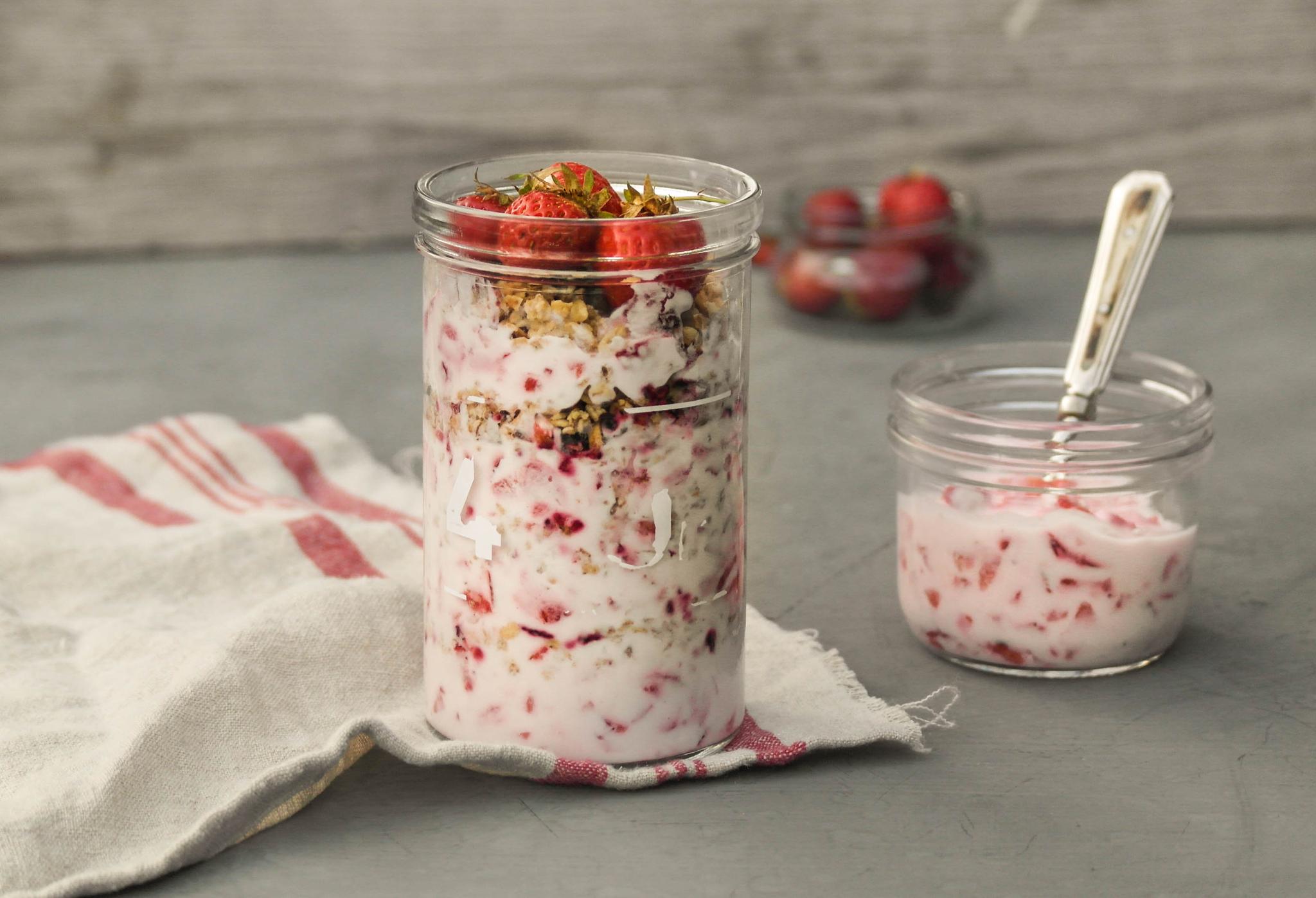 glass med yoghurt, bær og granola