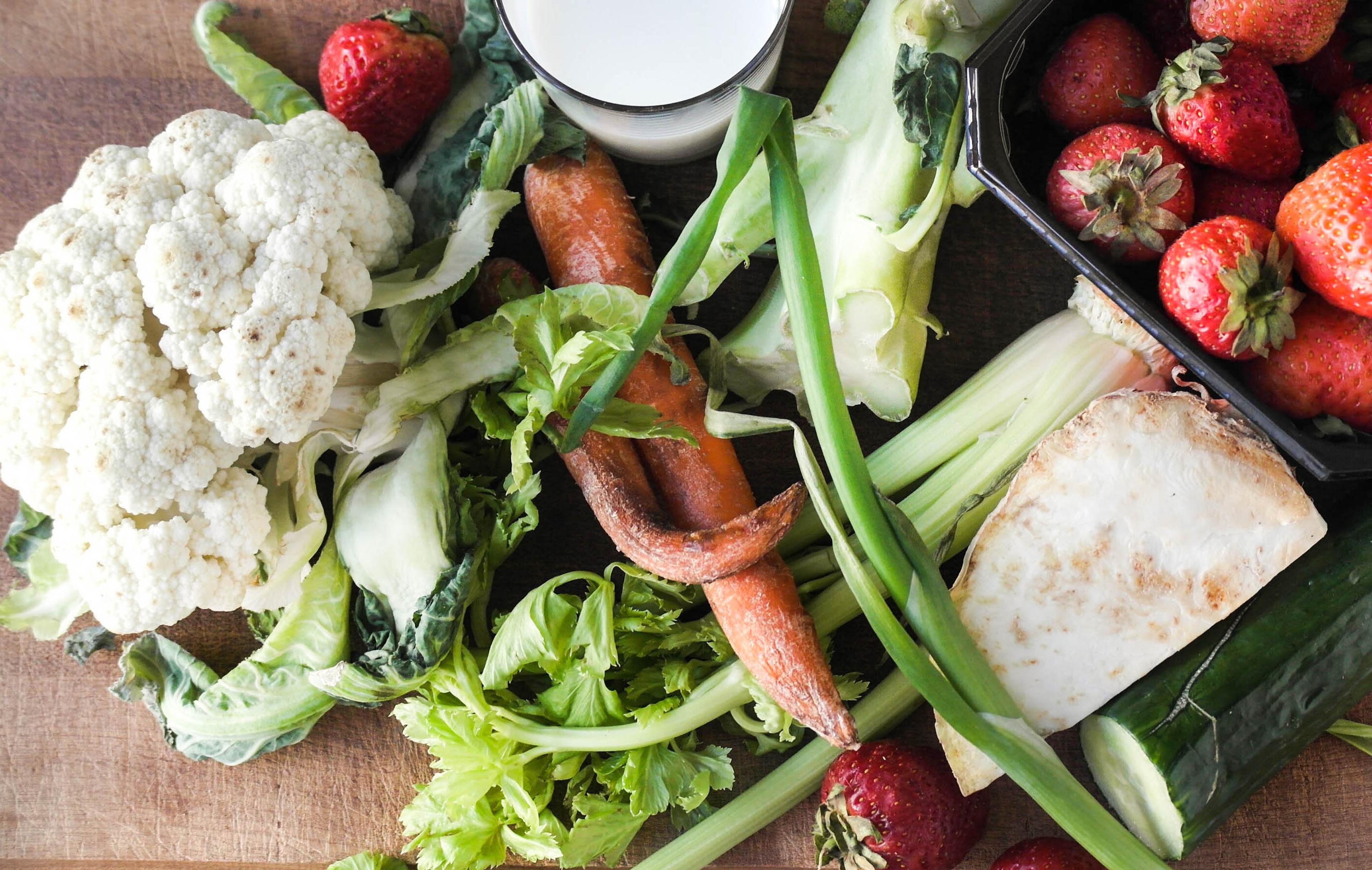 Gammel frukt og grønnsaker på et fat