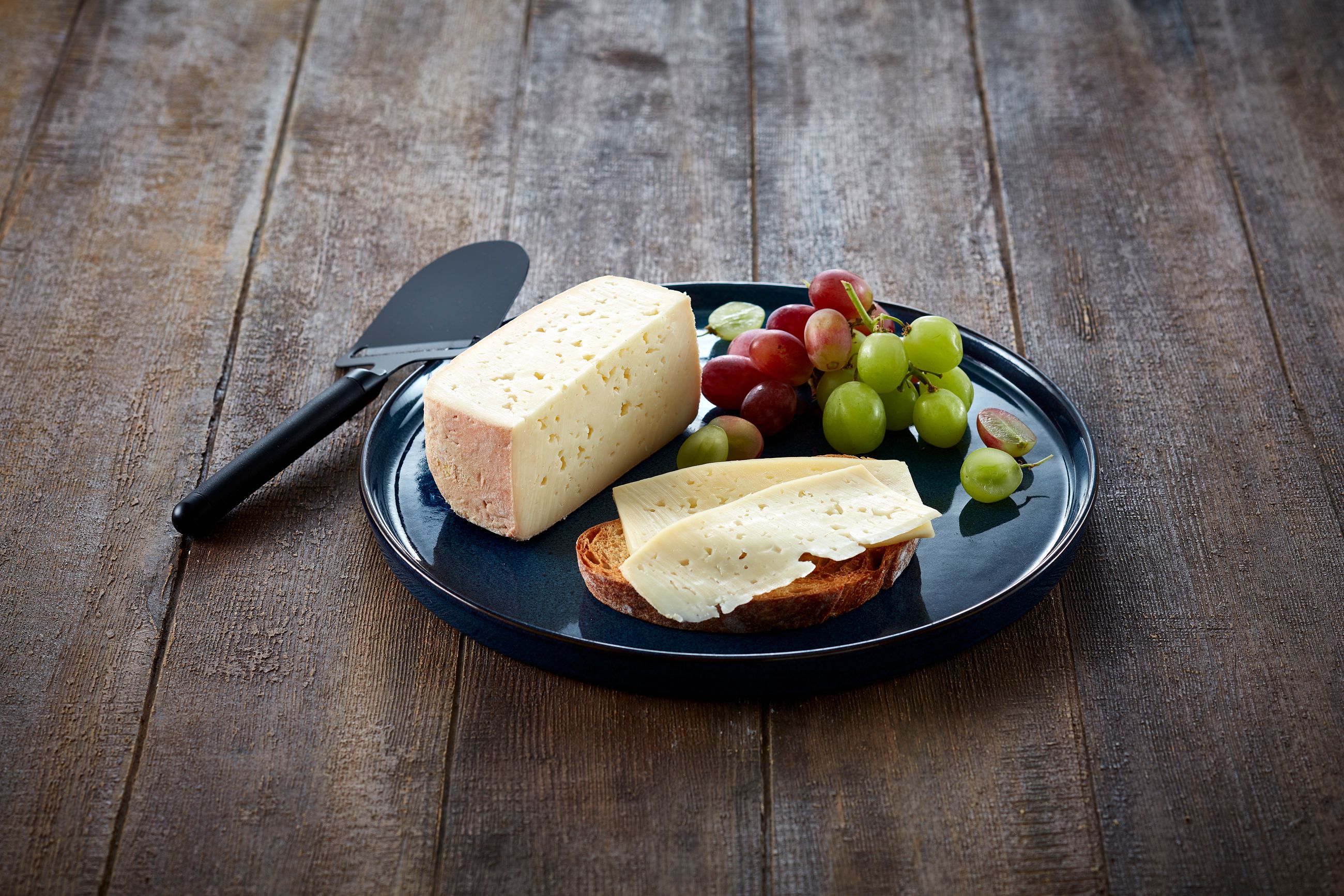 Tilsiter på tallerken med druer