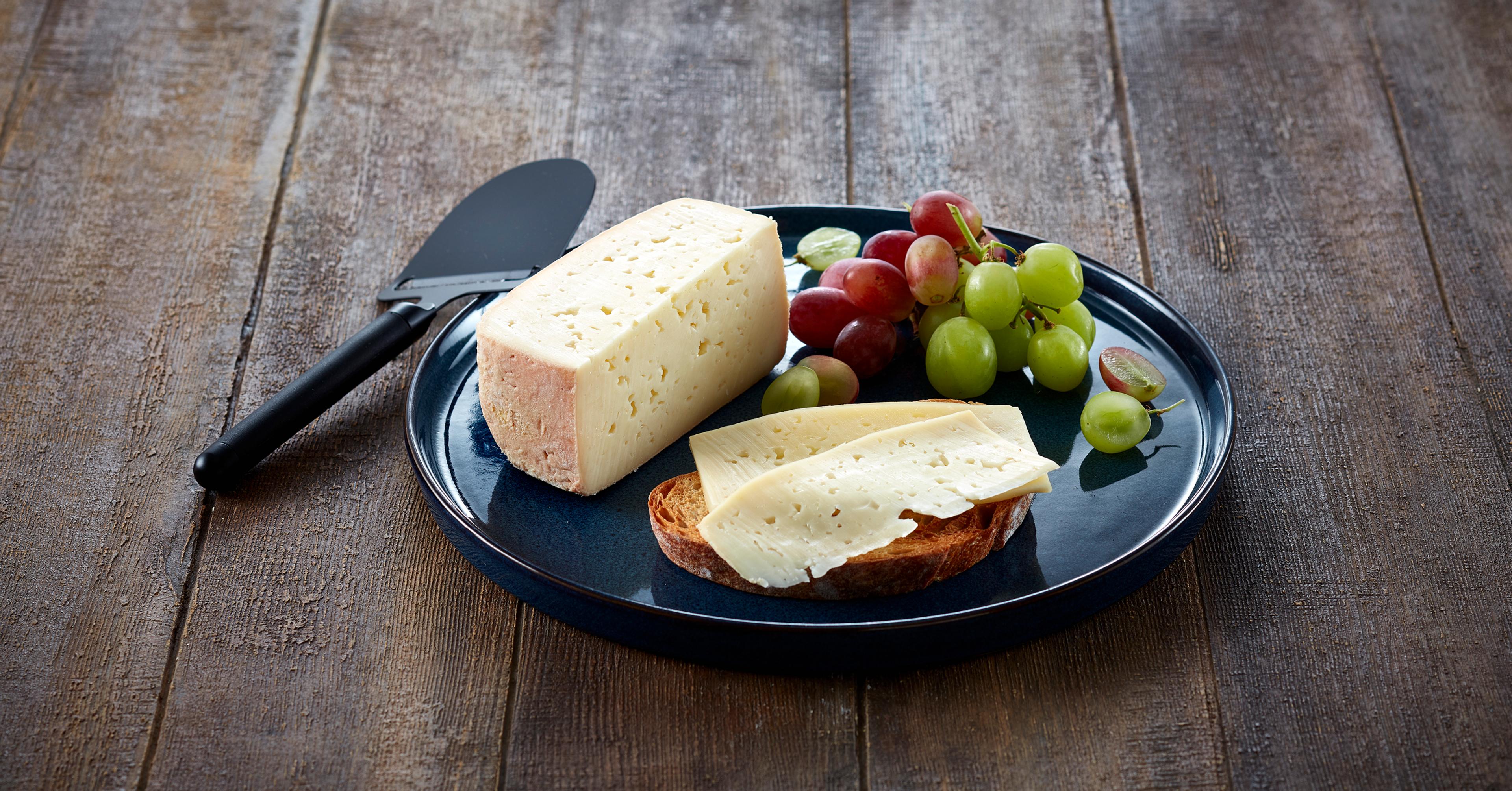 Tilsiter på tallerken med druer