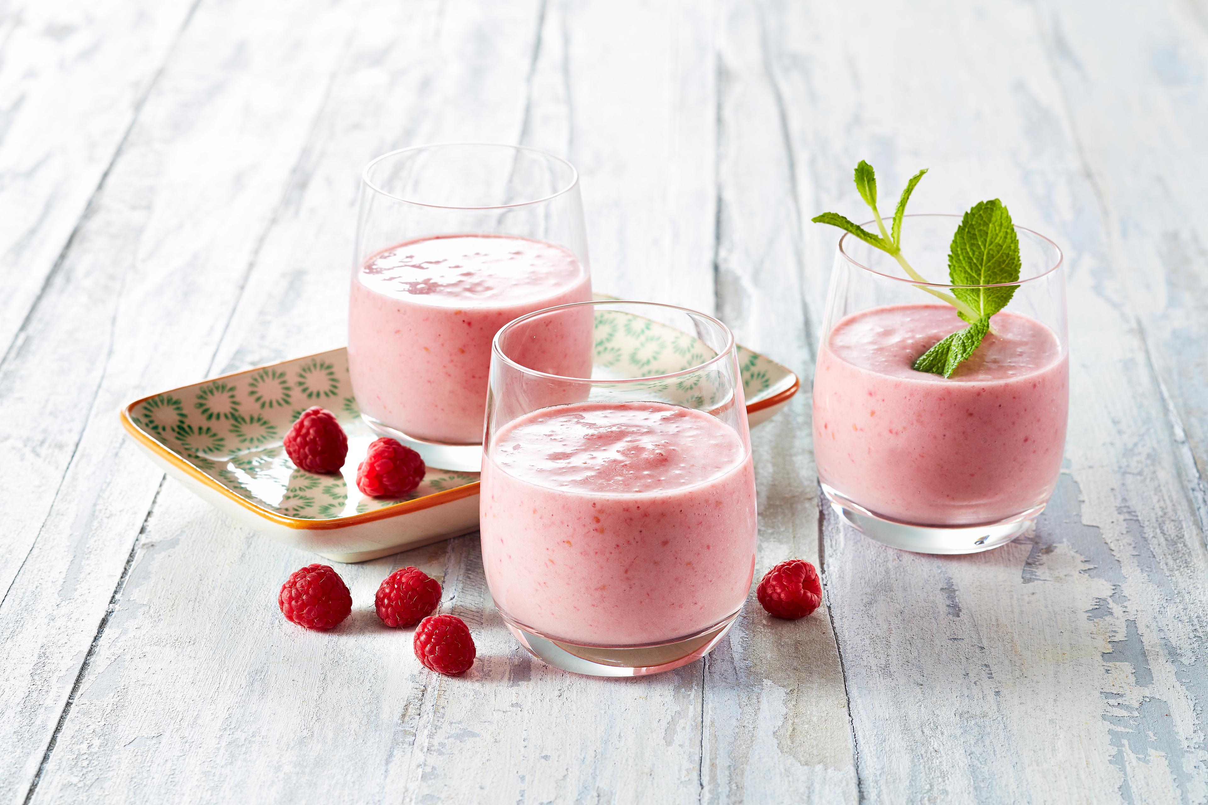 Smoothie med bringebær, banan og syrnet melk