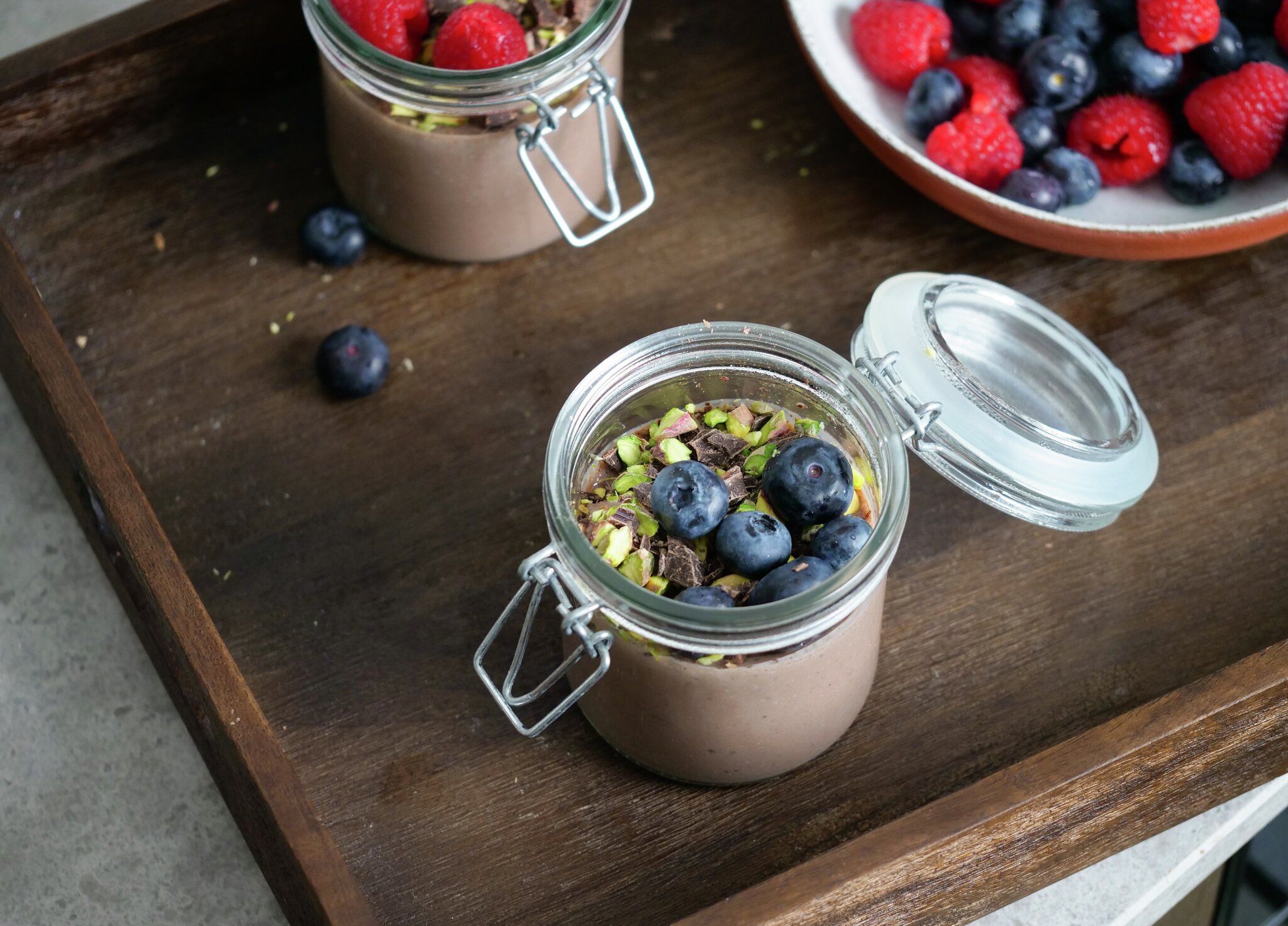 Proteinpudding i glass toppet med bær og nøtter 