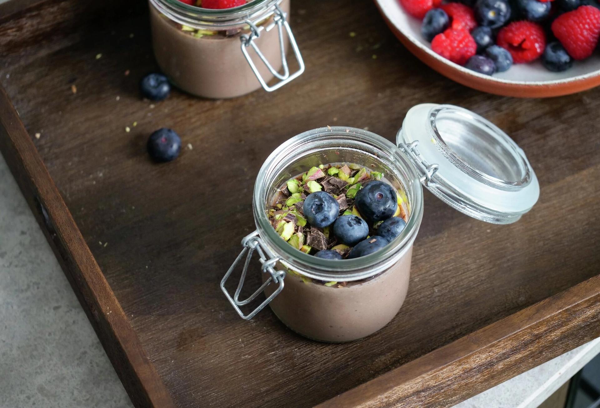 Proteinpudding i glass toppet med bær og nøtter