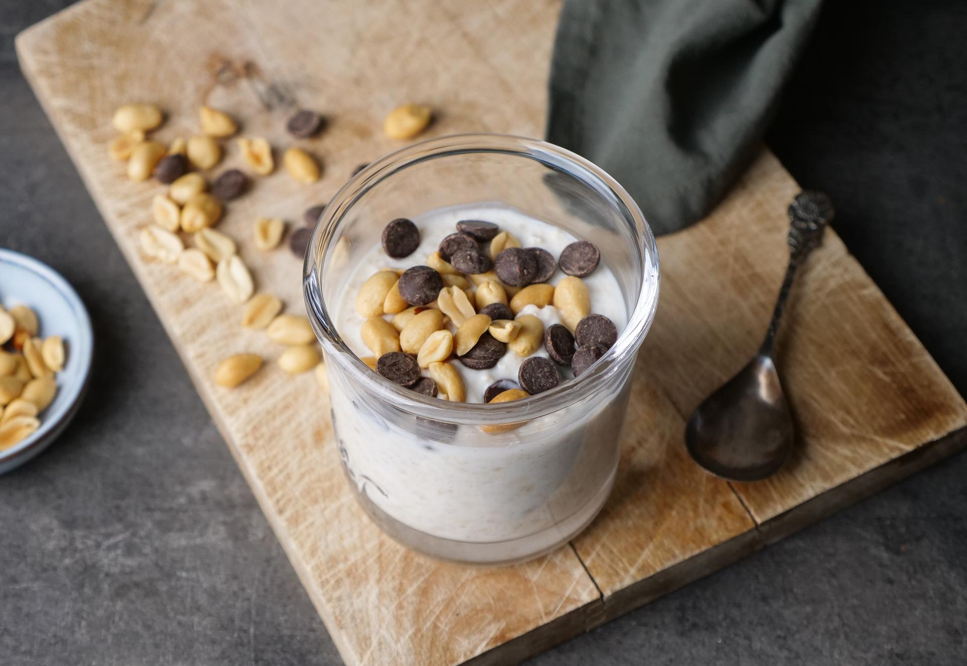 kjøleskapsgrøt med mørk sjokoalde og nøtter