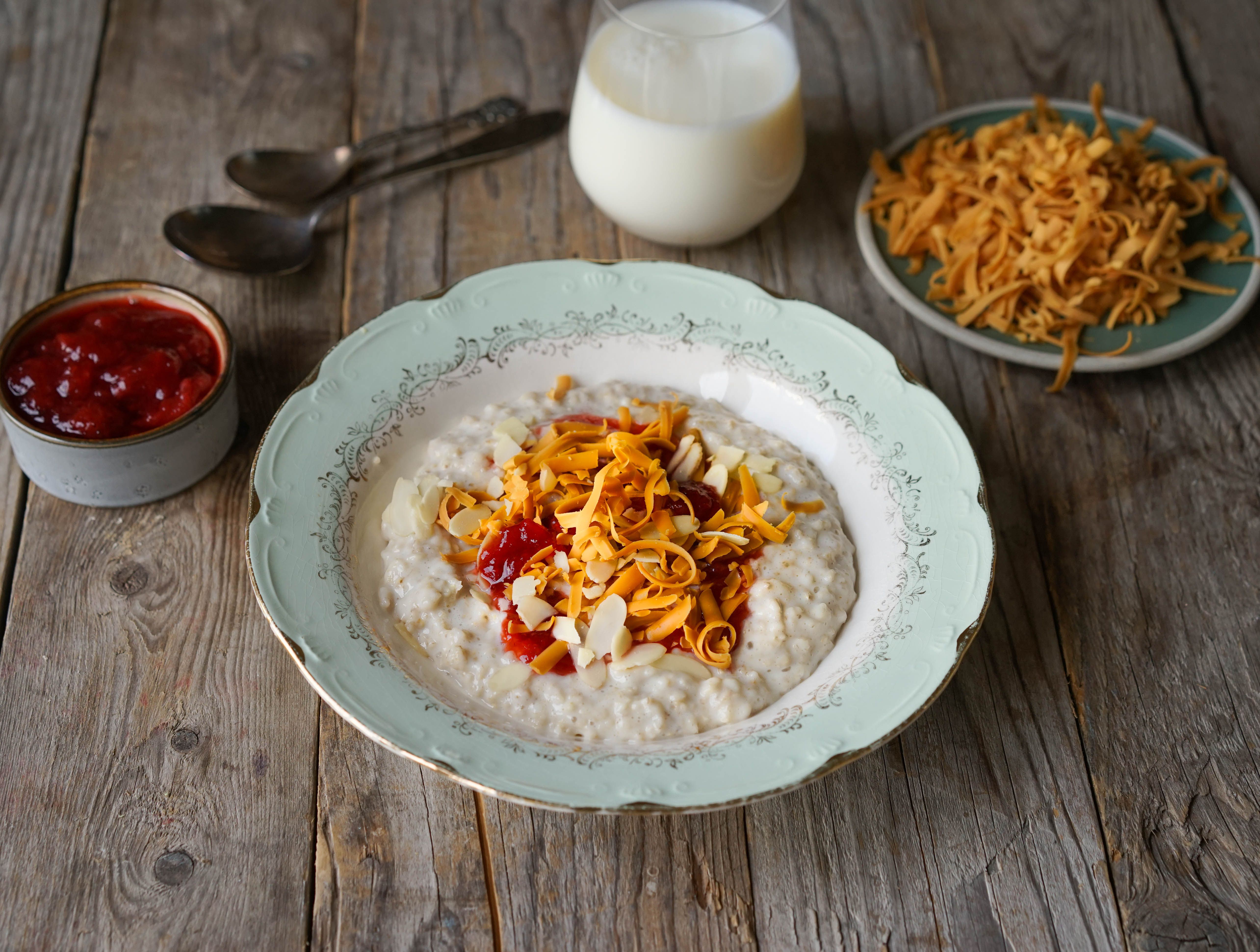Havregrøt med revet brunost