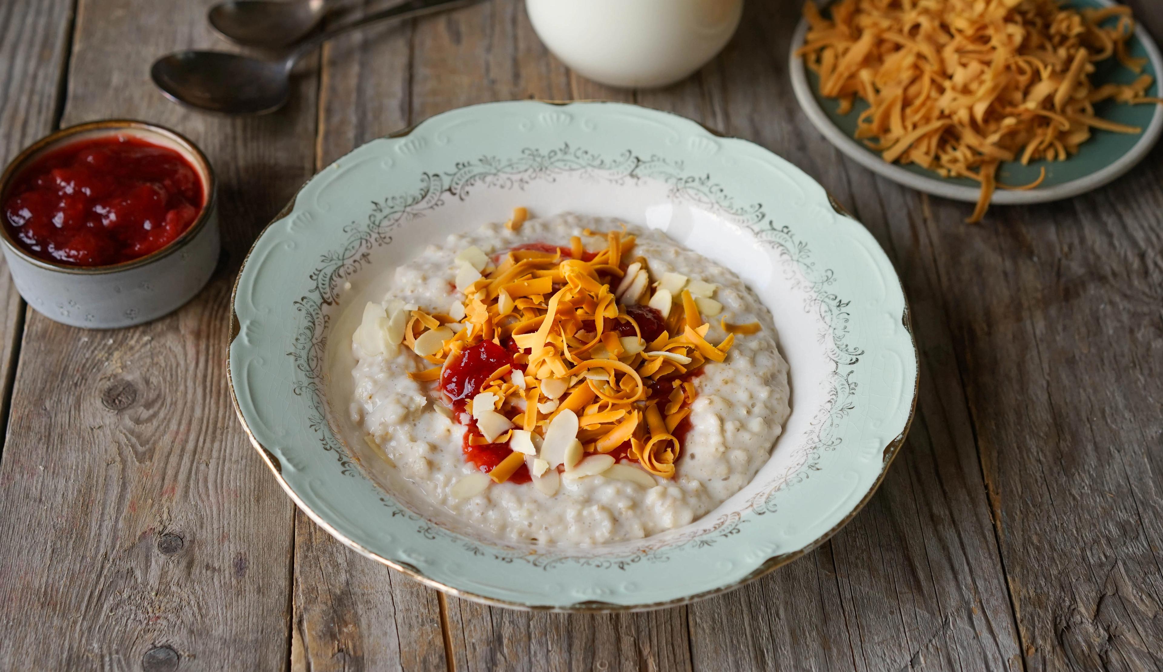 Havregrøt med revet brunost
