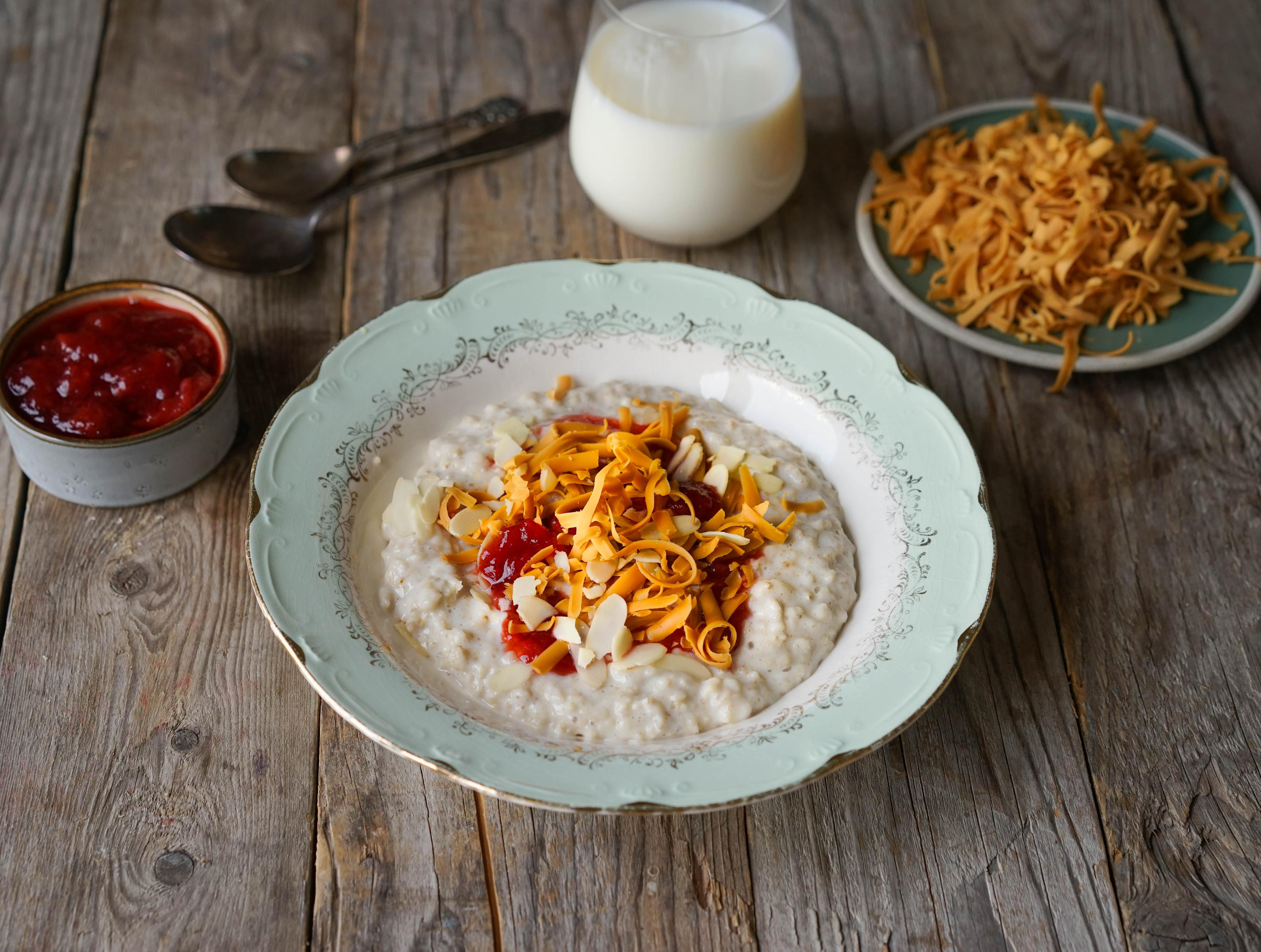 Havregrøt med revet brunost