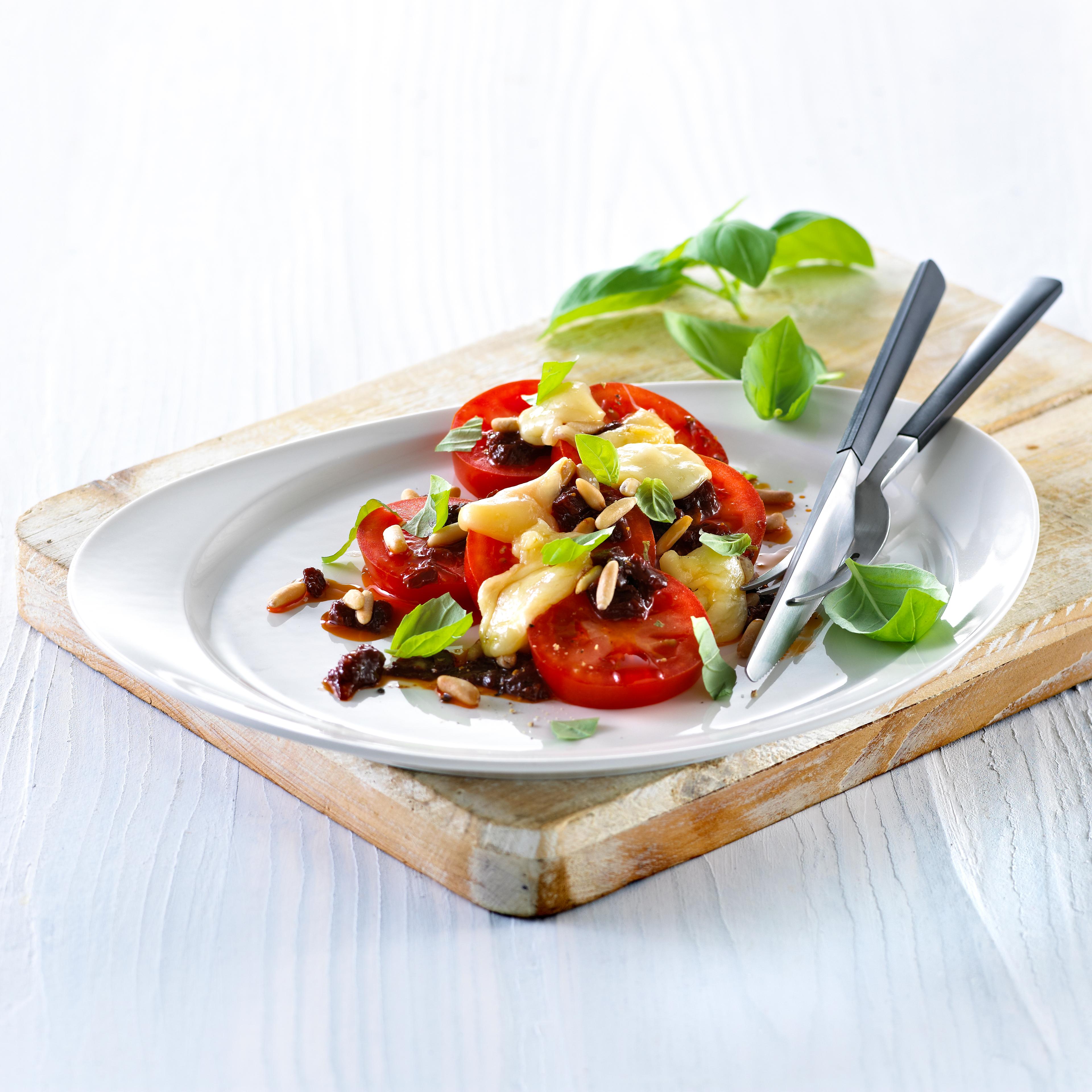 Tomatsalat med lun ridderost, pinjekjerner og basilikum