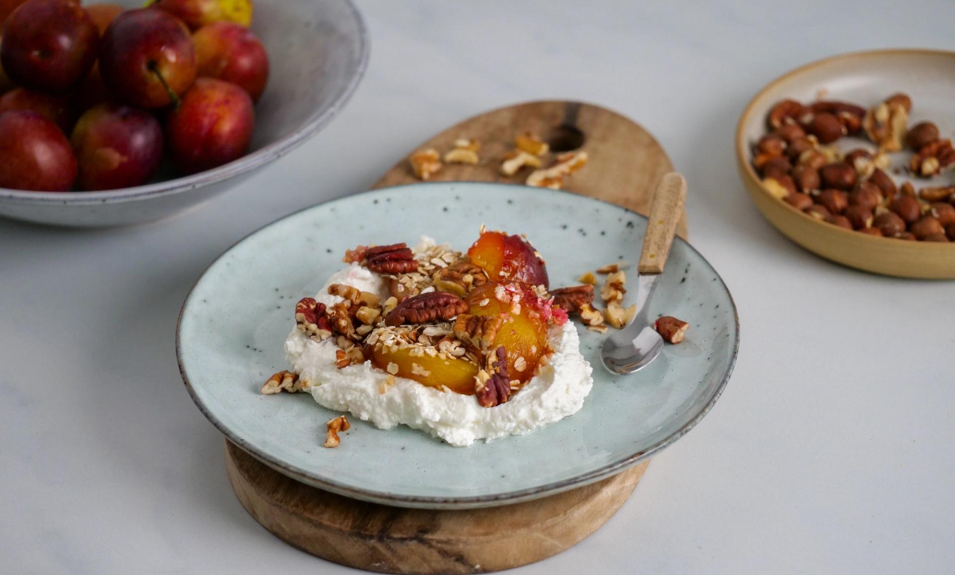 Pisket cottage cheese med bakte plommer, havregryn og pekannøtter
