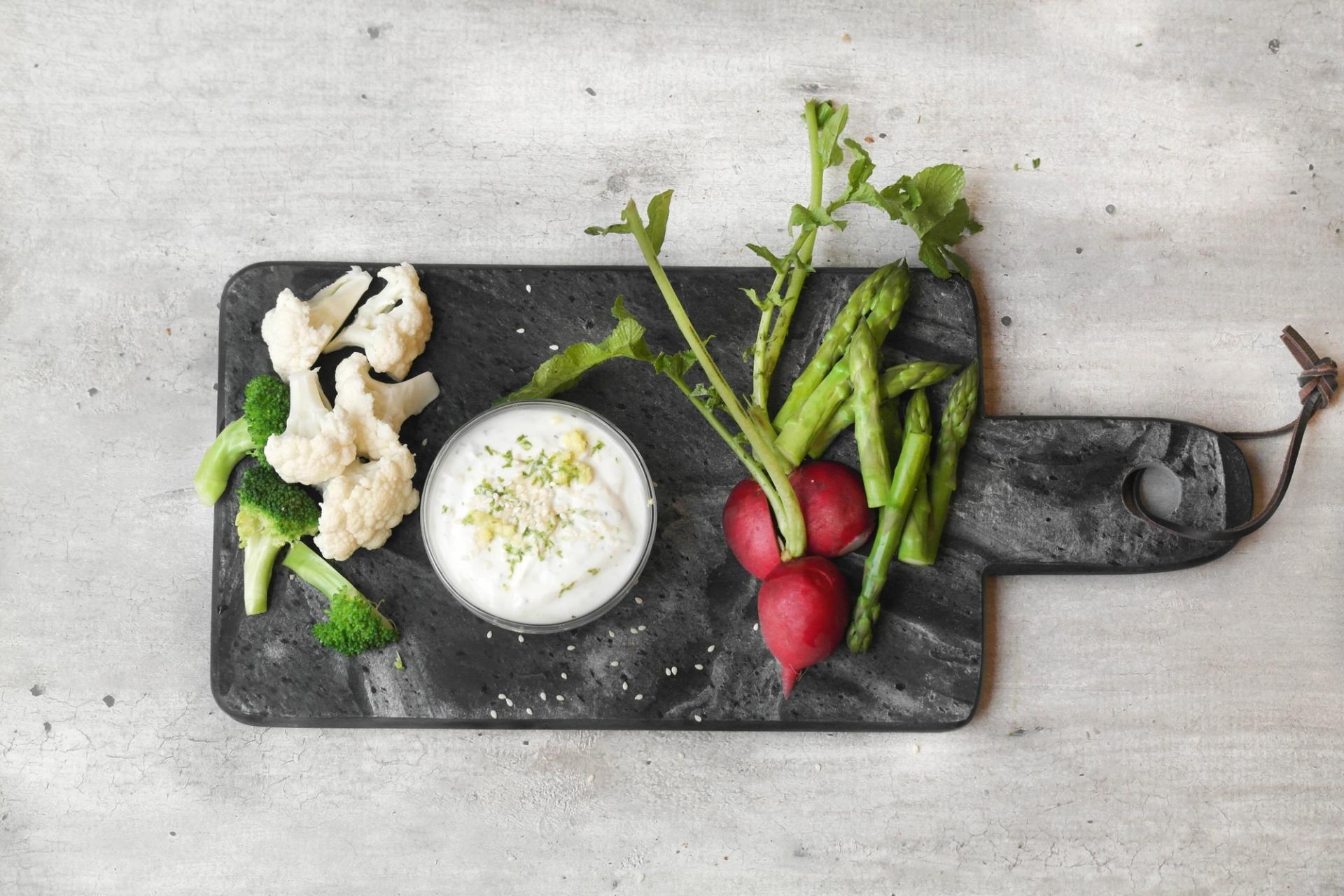 en skål med dipp og grønnsaker