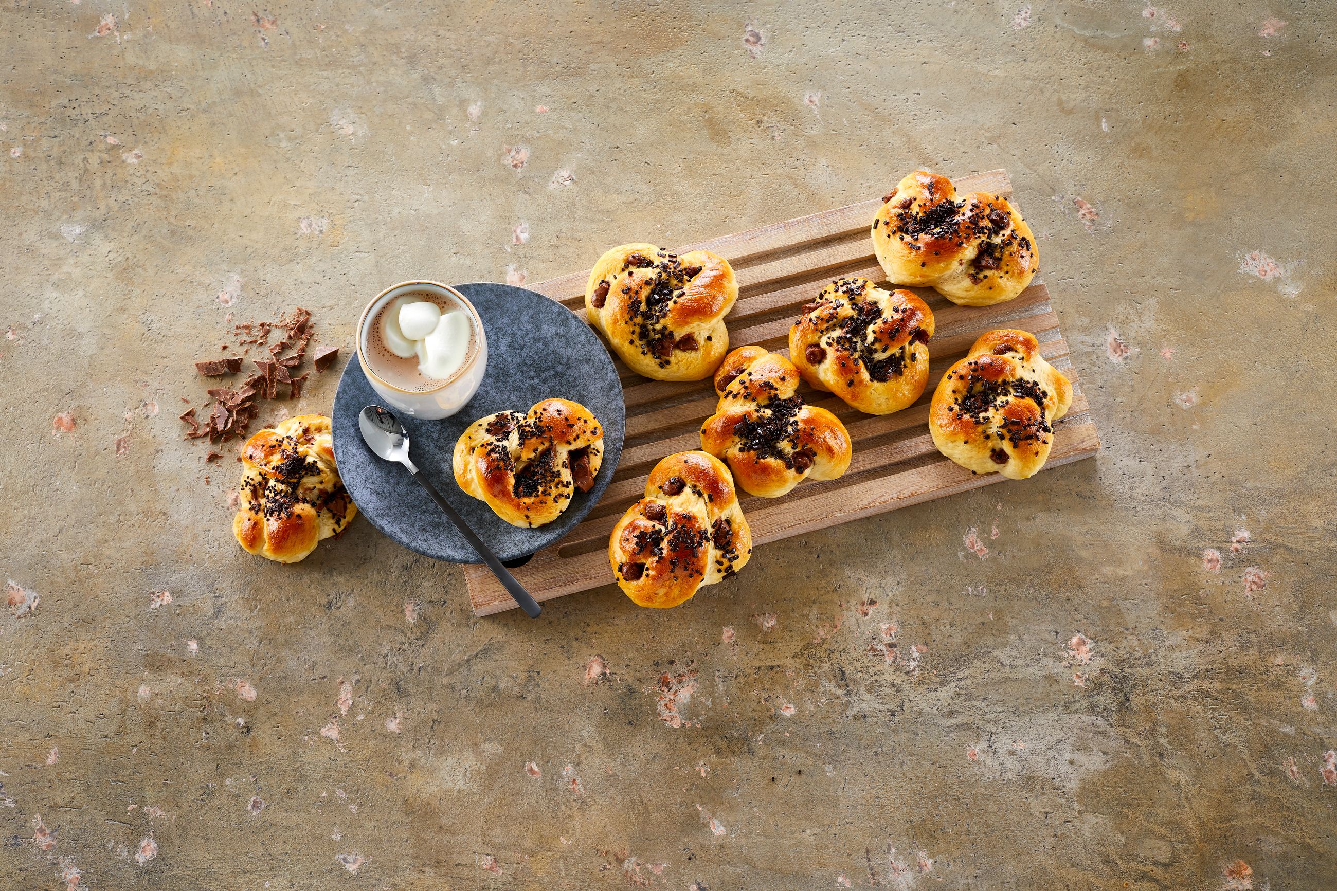 Knuter med sjokolade og et glass varm sjokolade med krem