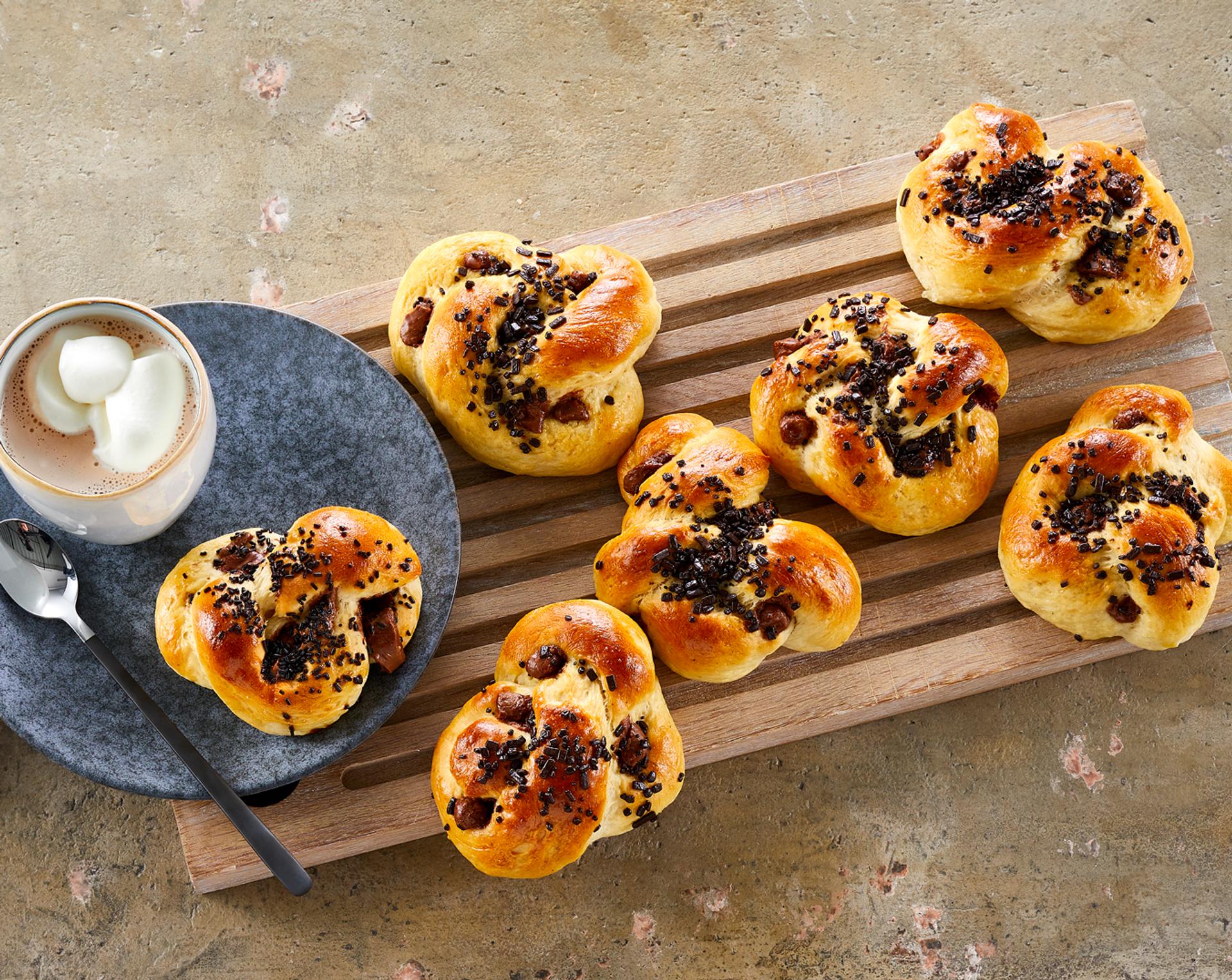 Knuter med sjokolade og et glass varm sjokolade med krem