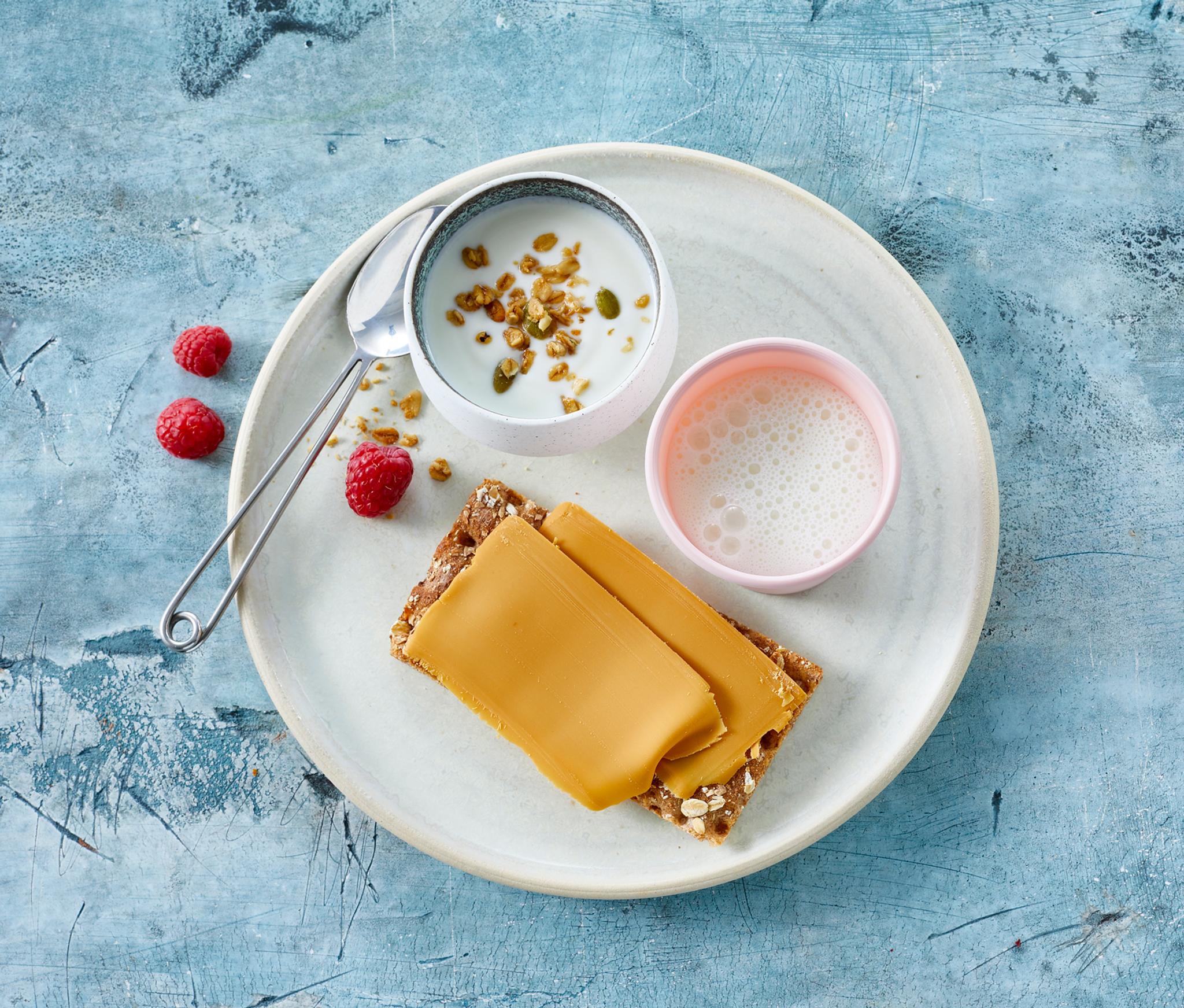 Et glass melk_yoghurt_knekkebrød med brunost