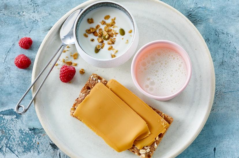 Et glass melk_yoghurt_knekkebrød med brunost