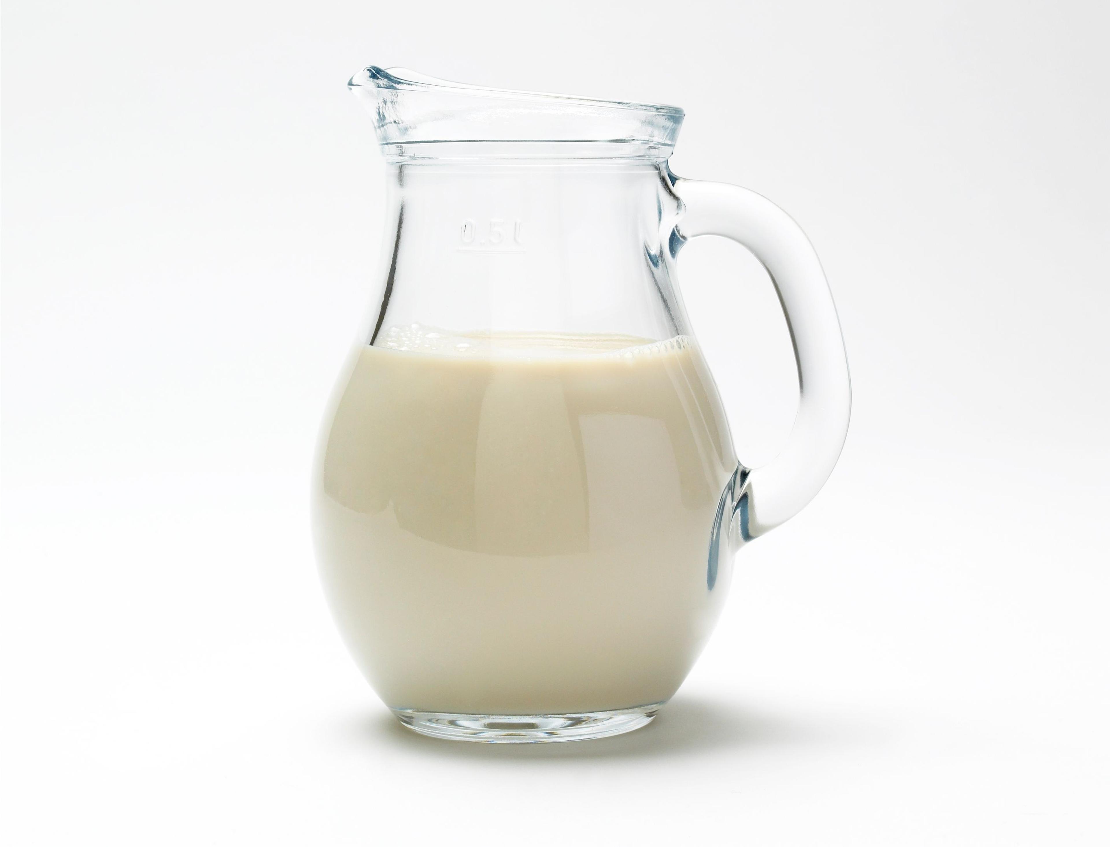 Melk i glassmugge