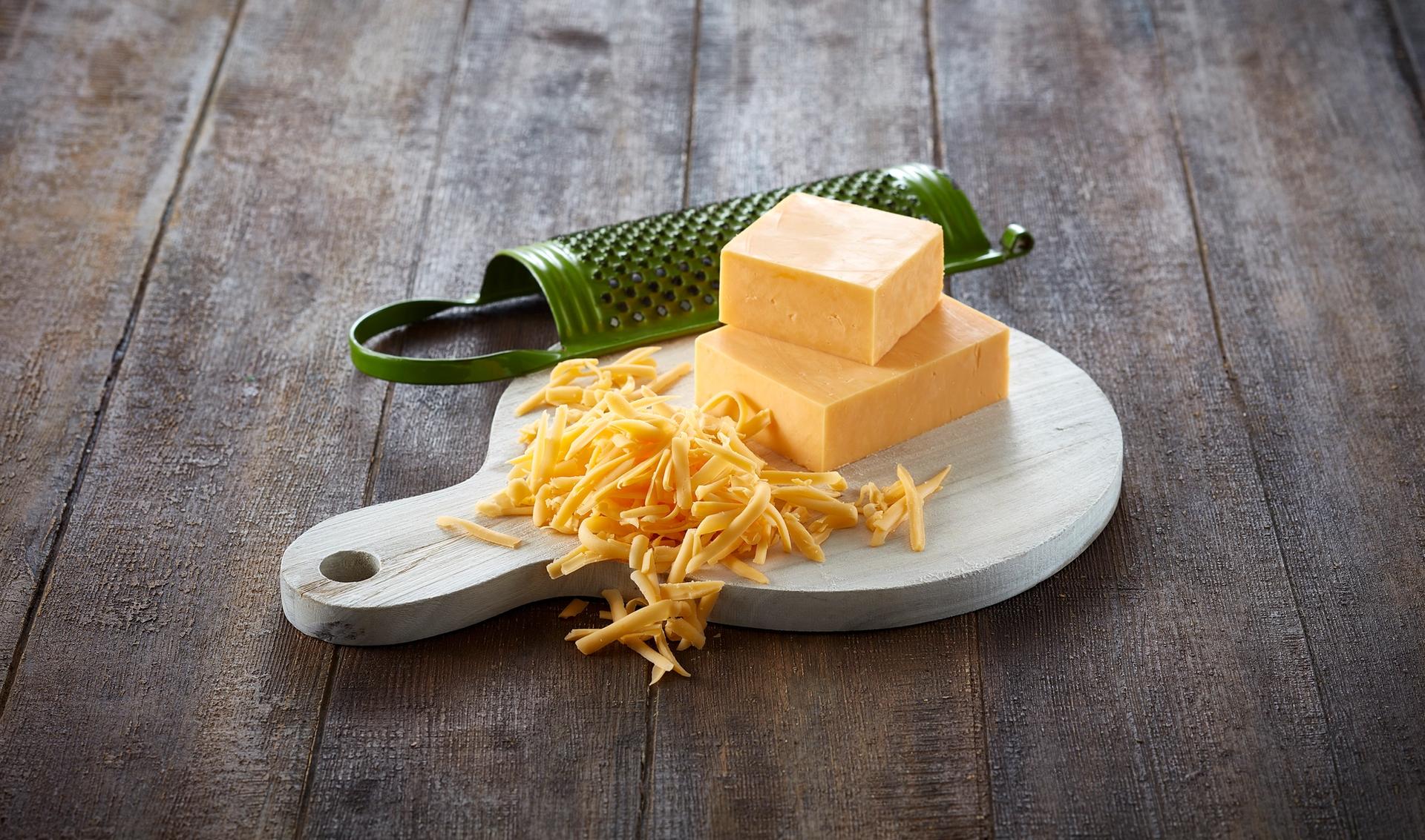 Revet cheddar på en fjøl