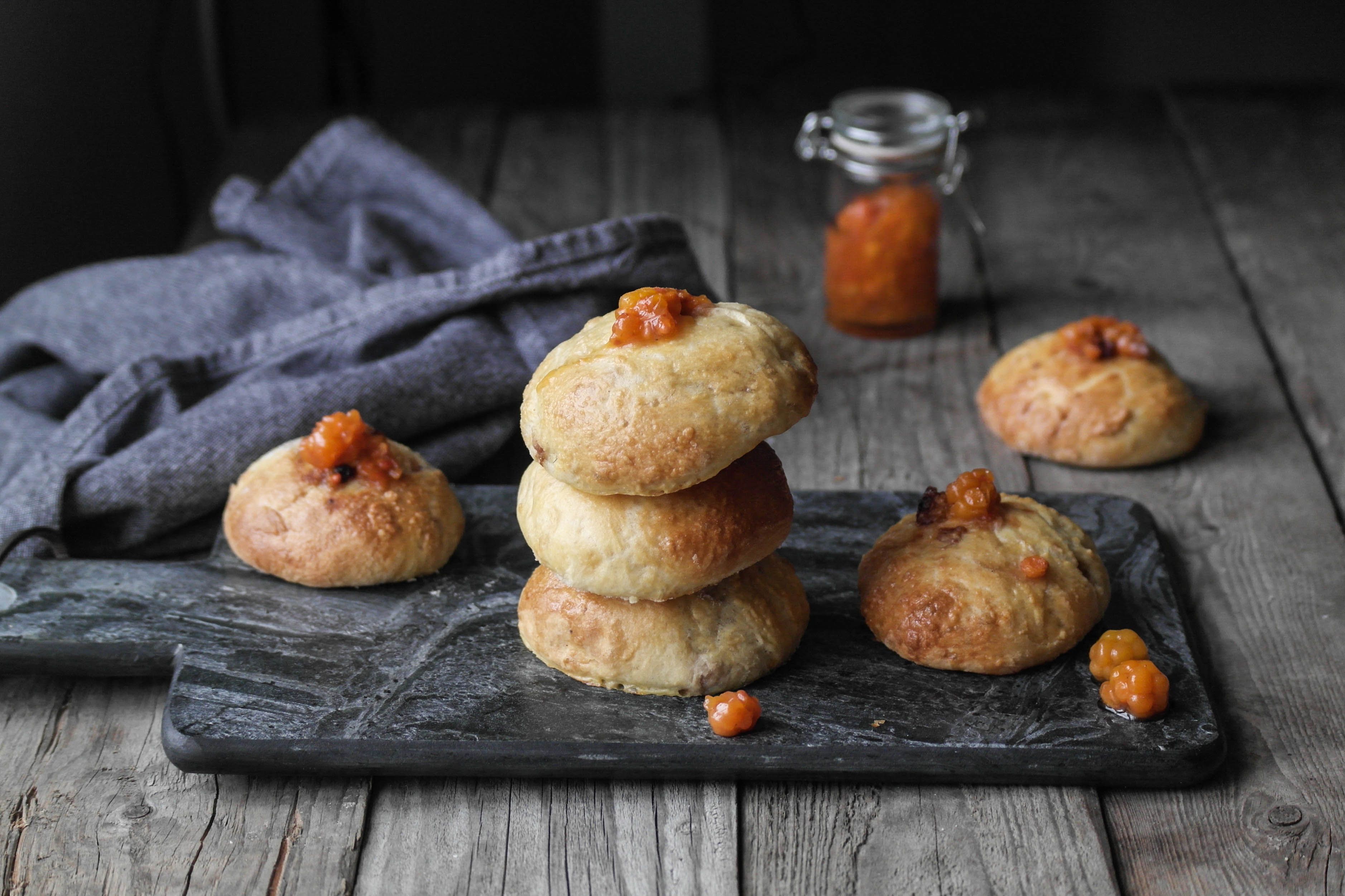 saftiger boller med multebær