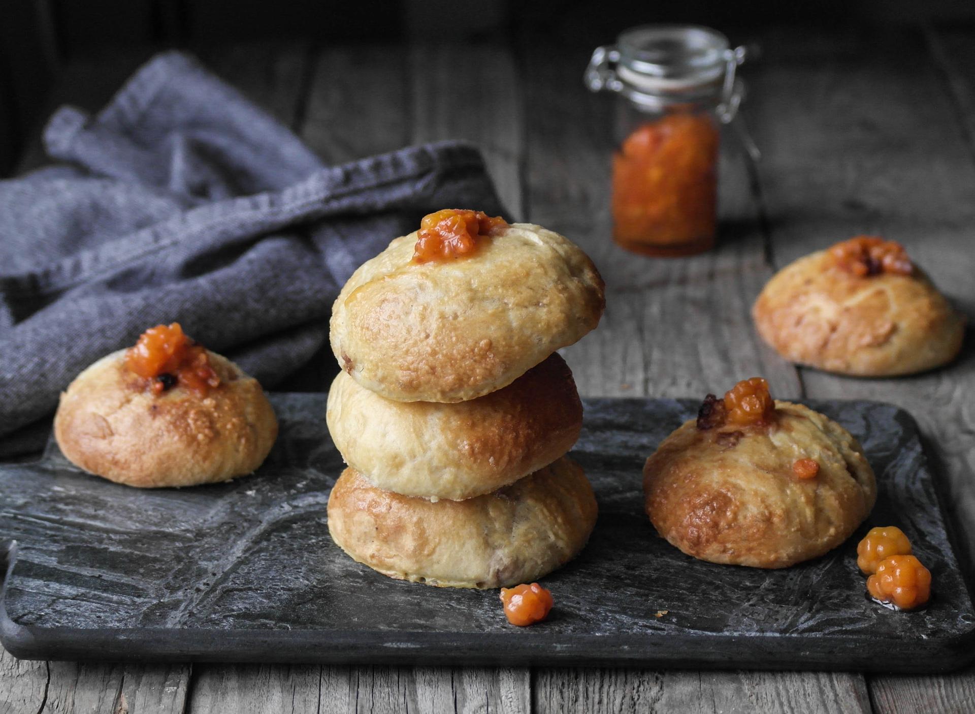 saftiger boller med multebær